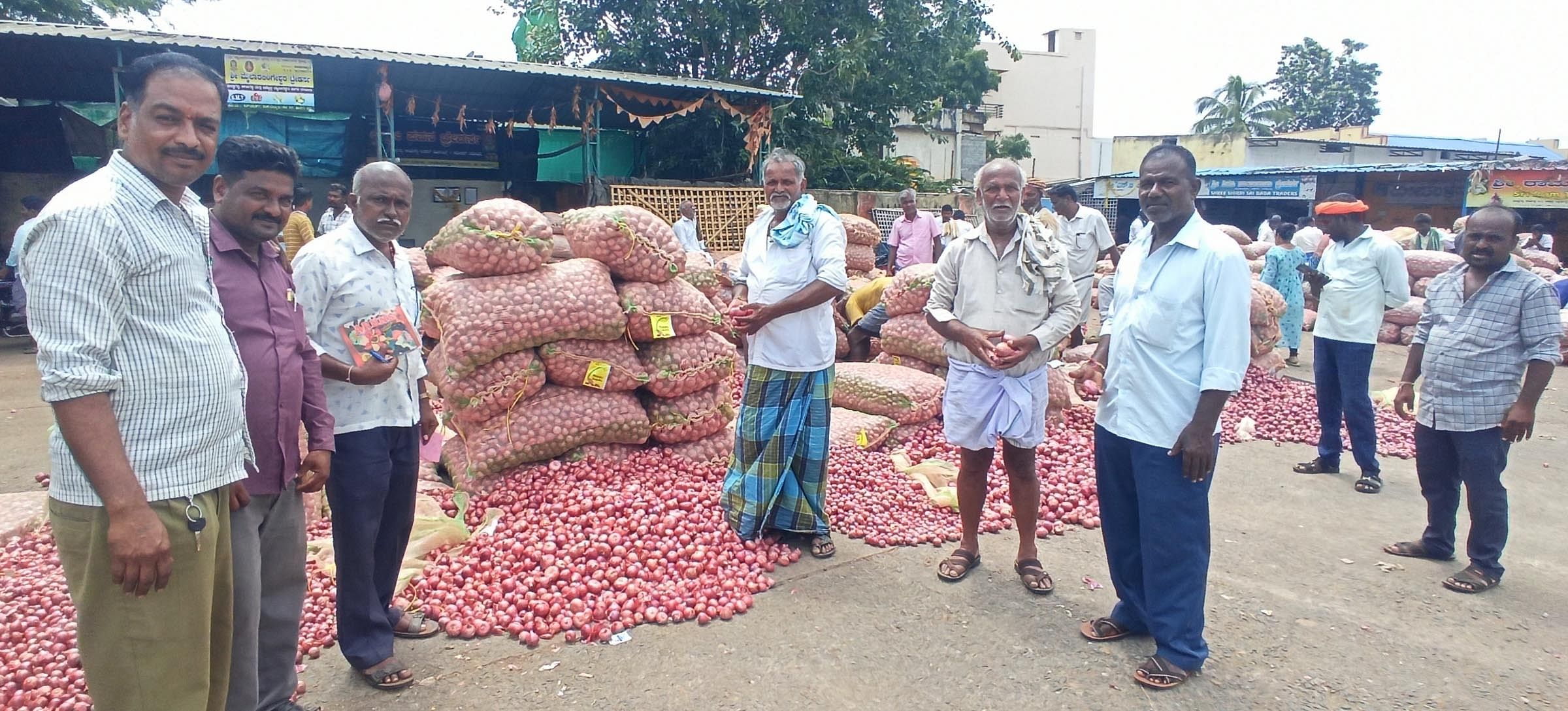 ರಾಣೆಬೆನ್ನೂರಿನ ಎಪಿಎಂಸಿ ಉಪಪ್ರಾಂಗಣದಲ್ಲಿ ರೈತರು ಈರುಳ್ಳಿ ಬೆಳೆಯನ್ನು ಮಾರಾಟಕ್ಕೆ ತಂದಿದ್ದರು