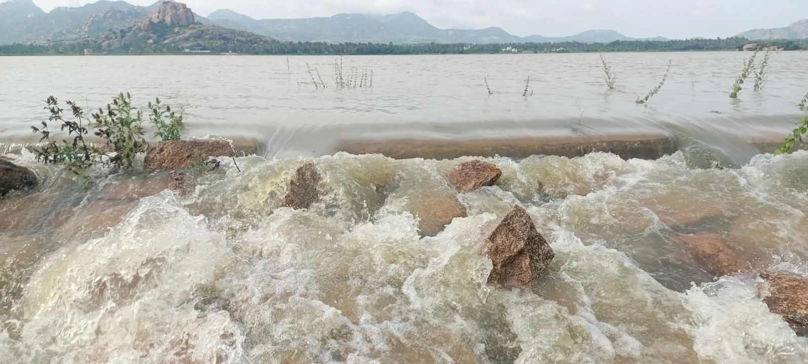 ಕೋಡಿ ಬಿದ್ದ ಮಧುಗಿರಿ ತಾಲ್ಲೂಕಿನ ಸಿದ್ದಾಪುರ ಕೆರೆ 