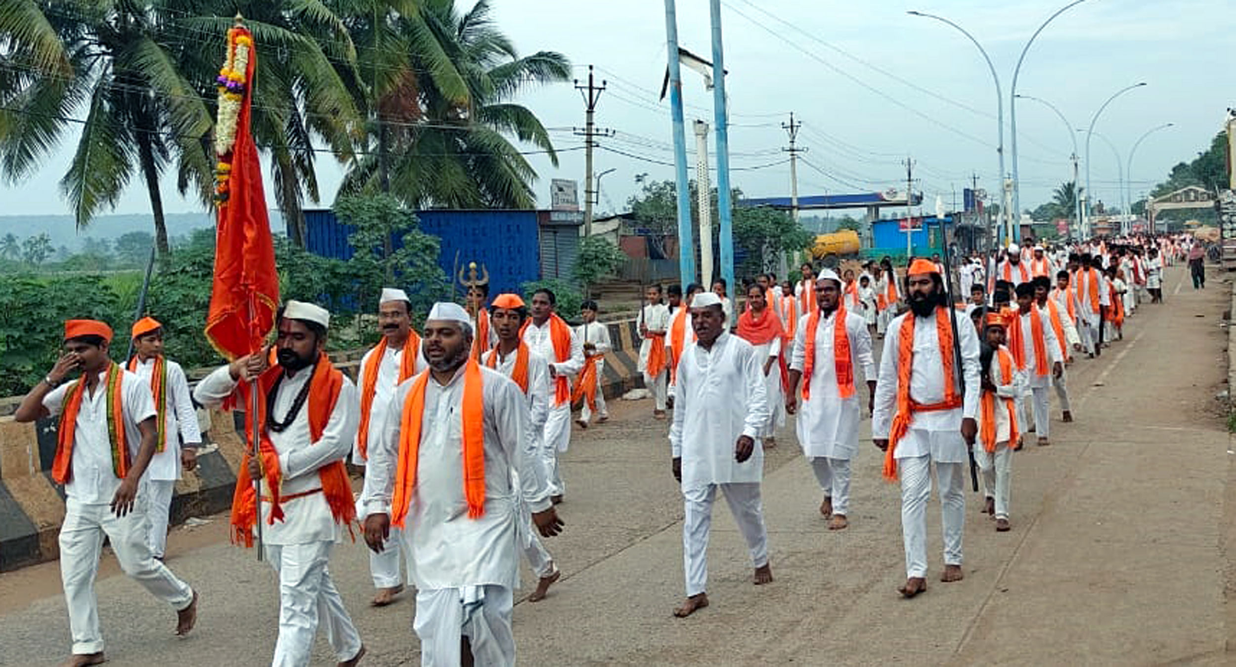 ರಾಮದುರ್ಗದಲ್ಲಿ ನವರಾತ್ರಿ ಅಂಗವಾಗಿ ಗುರುವಾರ ದುರ್ಗಾಮಾತಾ ದೌಡ್‌ ನಡೆಯಿತು