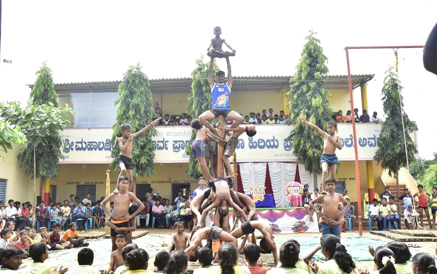 ಮೂಡಲಗಿ ತಾಲ್ಲೂಕಿನ ಅವರಾದಿಯ ಮಹಾಲಕ್ಷ್ಮೀ ಪ್ರಾಥಮಿಕ ಶಾಲೆಯಲ್ಲಿ ಜರುಗಿದ ಚಿಕ್ಕೋಡಿ ಜಿಲ್ಲಾ ಮಟ್ಟದ ಮಲ್ಲಕಂಬ ಸ್ಪರ್ಧೆಯಲ್ಲಿ ವಿದ್ಯಾರ್ಥಿಗಳು ಪಿರಾಮಿಡ್‌ ನಿರ್ಮಿಸಿ ಗಮನ ಸೆಳೆದರು