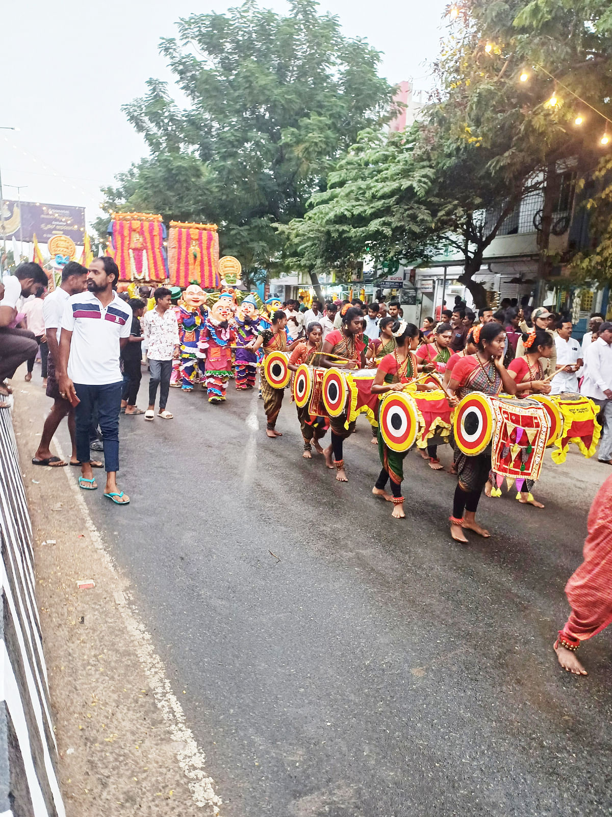 ಸಿಂಧನೂರಿನಲ್ಲಿ ಶುಕ್ರವಾರ ನಡೆದ ಕಲ್ಯಾಣ ದಸರಾ ಮಹೋತ್ಸವದ ಮೆರವಣಿಗೆಯಲ್ಲಿ ಸ್ಫೂರ್ತಿ ಯುವಕ ಮಂಡಳಿಯ ಯಂಕಮ್ಮ ಸಂಗಡಿಗರಿAದ ಮಹಿಳಾ ಡೊಳ್ಳು ಪ್ರದರ್ಶನ ಸಾರ್ವಜನಿಕರ ಗಮನ ಸೆಳೆಯಿತು.