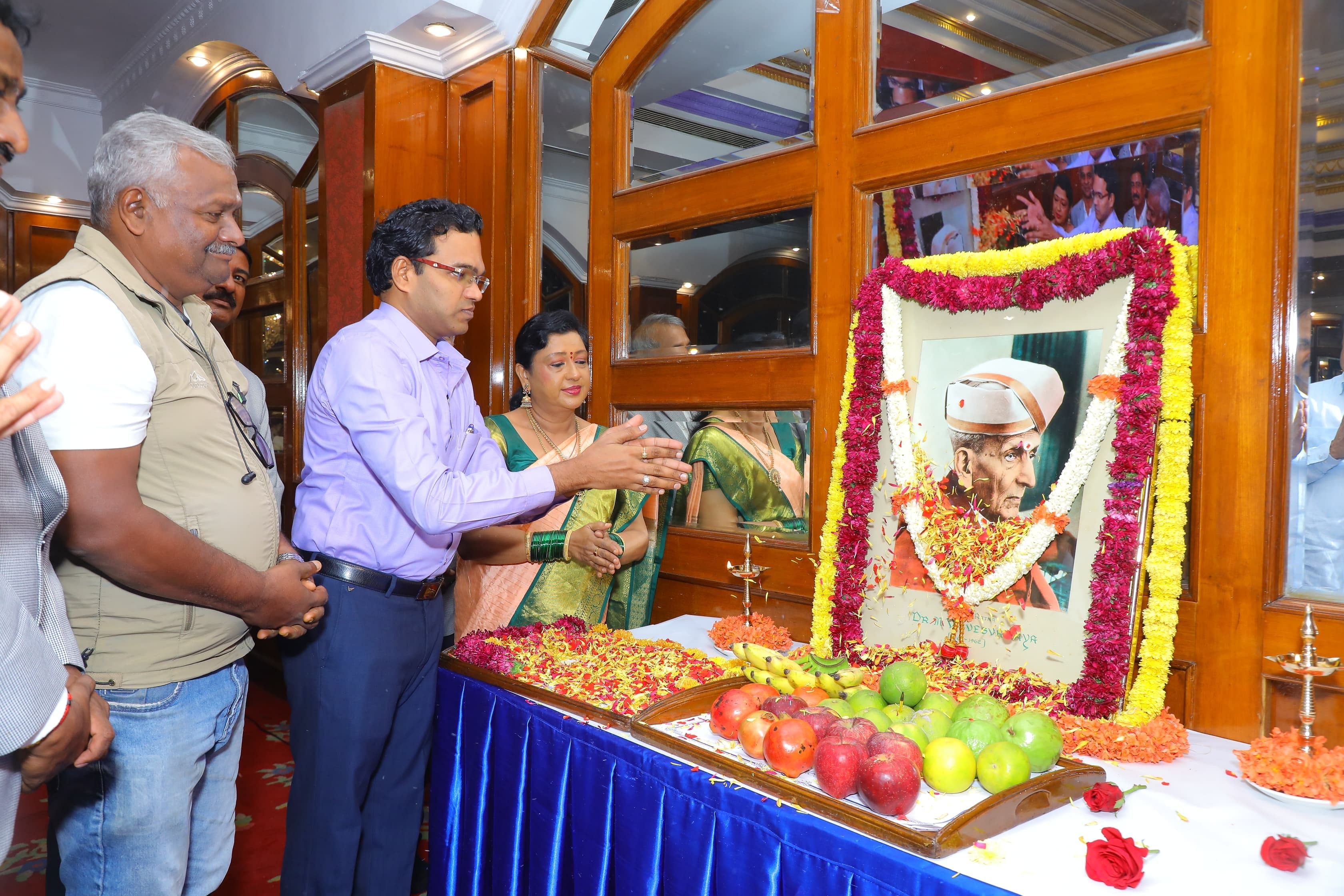 ಬೆಂಗಳೂರು ಜಲಮಂಡಳಿಯಲ್ಲಿ ಆಯೋಜಿಸಿದ್ದ  ಅಭಿಯಂತರರ ದಿನಾಚರಣೆಯಲ್ಲಿ ಜಲಮಂಡಳಿ ಅಧ್ಯಕ್ಷ ಡಾ.ರಾಮ್ ಪ್ರಸಾತ್ ಮನೋಹರ್, ಇತಿಹಾಸಕಾರ ಧರ್ಮೇಂದ್ರ ಕುಮಾರ್, ಹಾಸ್ಯ ಕಲಾವಿದೆ ಸುಧಾ ಬರಗೂರು ಅವರು ಸರ್‌ ಎಂ. ವಿಶ್ವೇಶ್ವರಯ್ಯ ಭಾವಚಿತ್ರಕ್ಕೆ ಪುಷ್ಪಾರ್ಚನೆ ಮಾಡಿದರು. 