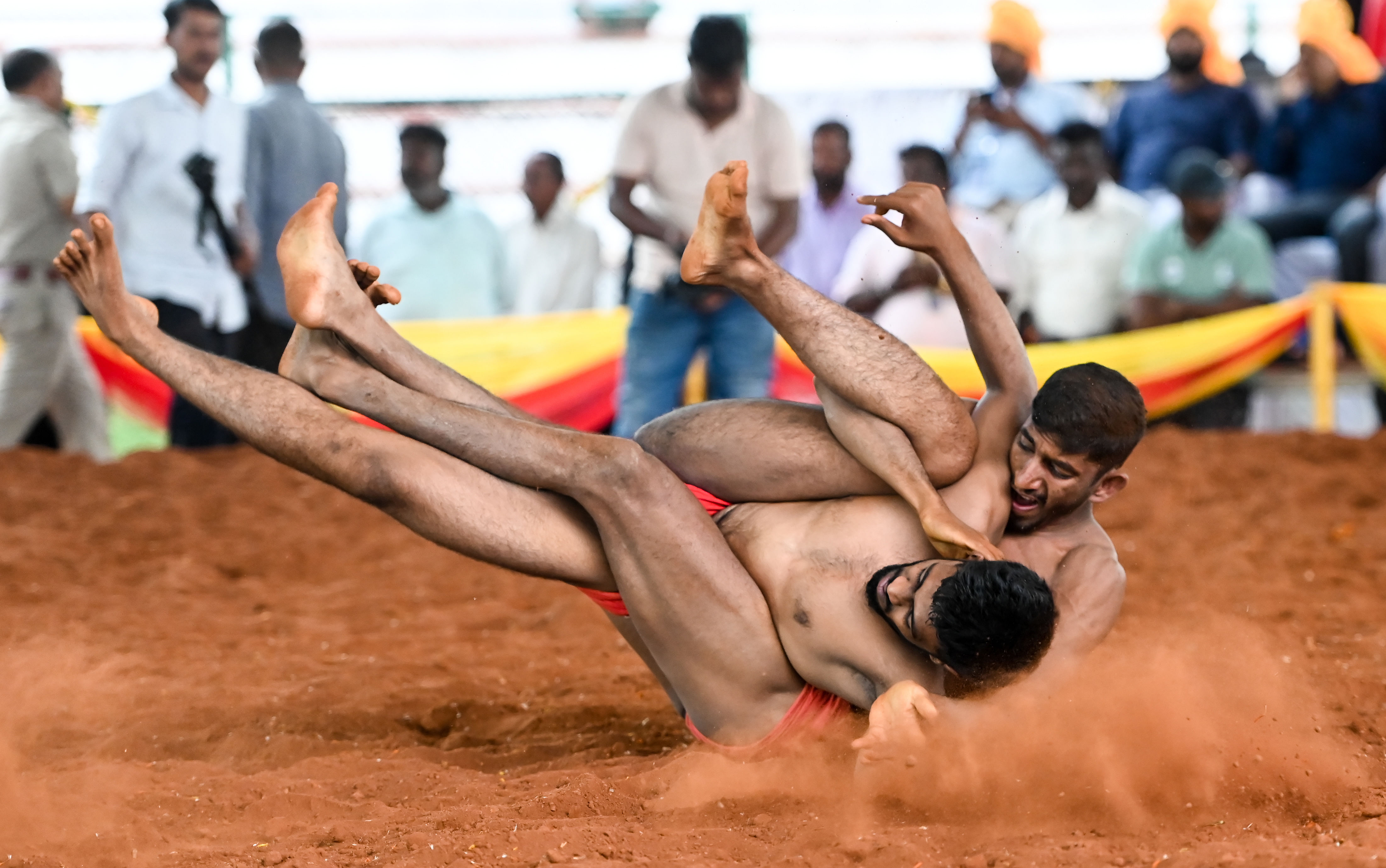 ದಸರಾ ನಾಡಕುಸ್ತಿಯಲ್ಲಿ ಶುಕ್ರವಾರ ಮೈಸೂರಿನ ನಾಗನಹಳ್ಳಿಯ ಎನ್.ಎಸ್.ಕಿಶನ್‌ಗೌಡ ಮತ್ತು ಬೆಂಗಳೂರಿನ ಶಿವಾಜಿನಗರದ ಕಲೀಲ್ ಖಾನ್ ನಡುವಿನ ಸೆಣಸಾಟದ ರೋಚಕ ದೃಶ್ಯ –ಪ್ರಜಾವಾಣಿ ಚಿತ್ರ/ಅನೂಪ್ ರಾಘ.ಟಿ.