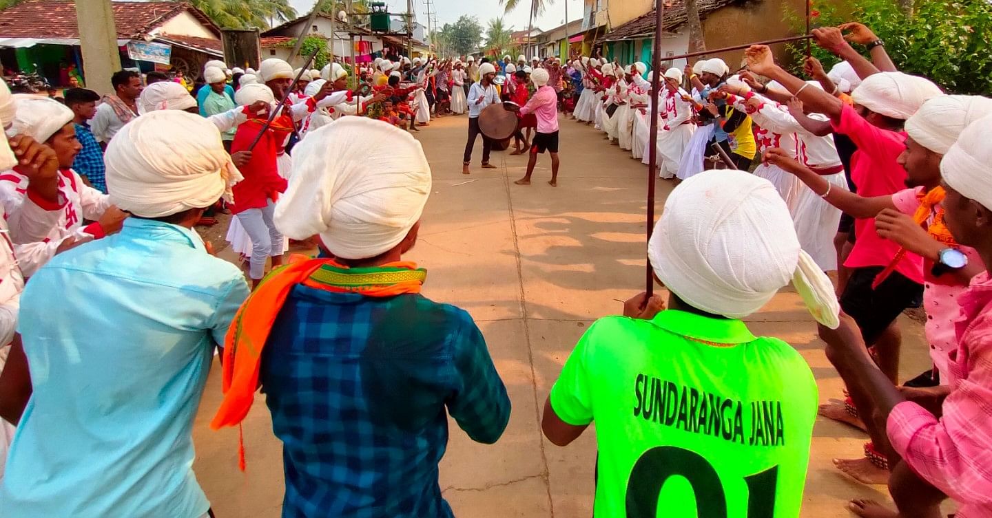 ದಸರಾ ಅಂಗವಾಗಿ ಗಜಕುಣಿತದಲ್ಲಿ ನಿರತರಾಗಿರುವ ದನಗರ ಗೌಳಿ ಸಮುದಾಯದ ಯುವಕರು (ಸಂಗ್ರಹ ಚಿತ್ರ)