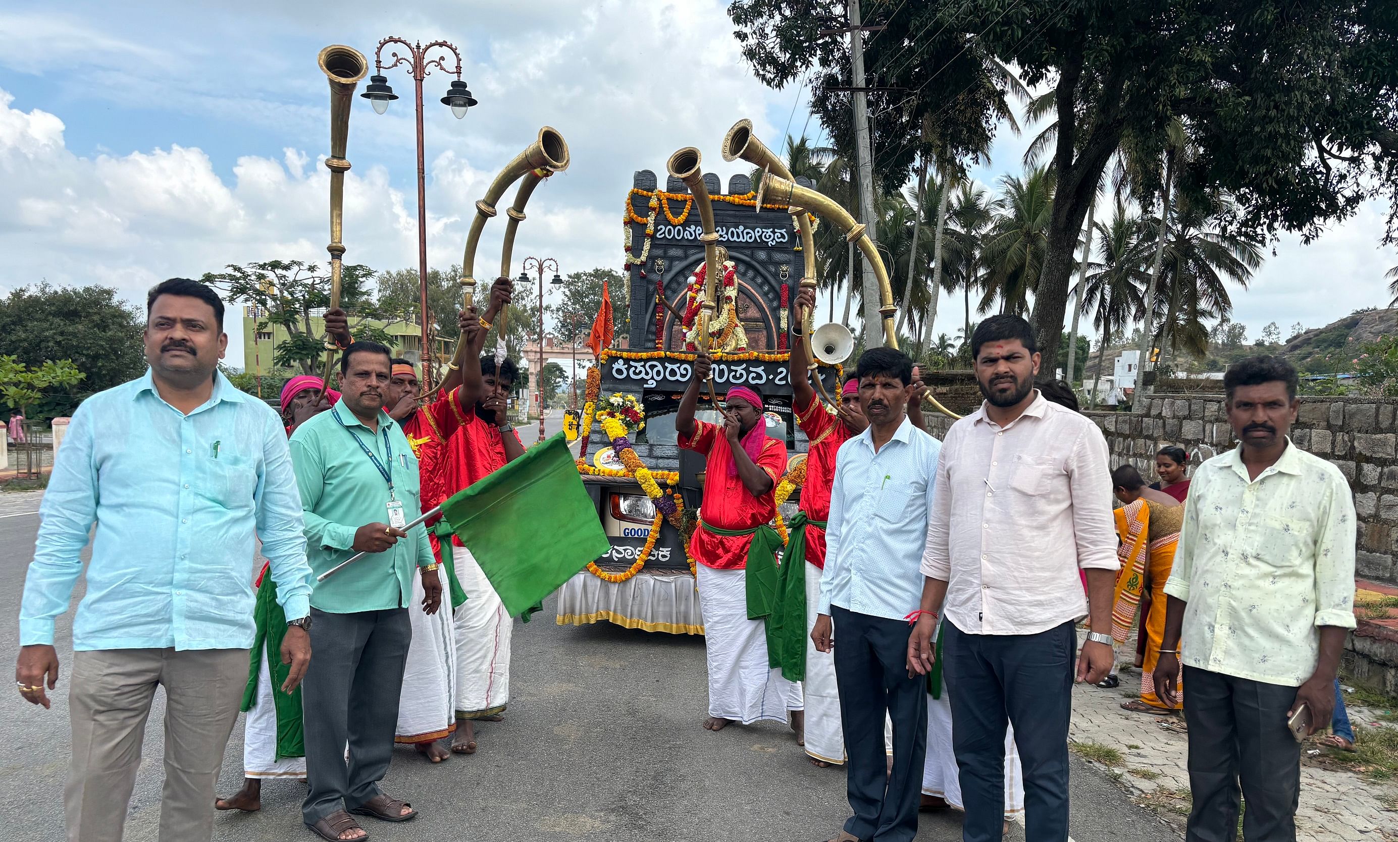 ಮೇಲುಕೋಟೆಗೆ ಆಗಮಿಸಿದ ಕಿತ್ತೂರು ವಿಜಯೋತ್ಸವ ರಥಕ್ಕೆ ಸ್ವಾಗತ ನೀಡಿದ ಅಧಿಕಾರಿಗಳು. 