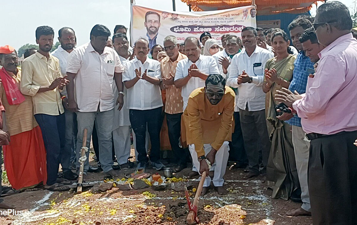 ಇಳಕಲ್‌ ವಿಜಯ ಮಹಾಂತೇಶ್ವರ ಕರ್ತೃ ಗದ್ದುಗೆ ಹತ್ತಿರ ಸಣ್ಣ ನೀರಾವರಿ ಇಲಾಖೆಯಿಂದ ₹5ಕೋಟಿ ವೆಚ್ಚದಲ್ಲಿ ಹಿರೇಹಳ್ಳಕ್ಕೆ ಚೆಕ್‌ಡ್ಯಾಂ ಹಾಗೂ ರಕ್ಷಣಾ ಗೋಡೆ ನಿರ್ಮಾಣ ಕಾಮಗಾರಿಗೆ  ಶಾಸಕ ವಿಜಯಾನಂದ ಕಾಶಪ್ಪನವರ ಭೂಮಿ ಪೂಜೆ ನೆರವೇರಿಸಿದರು 