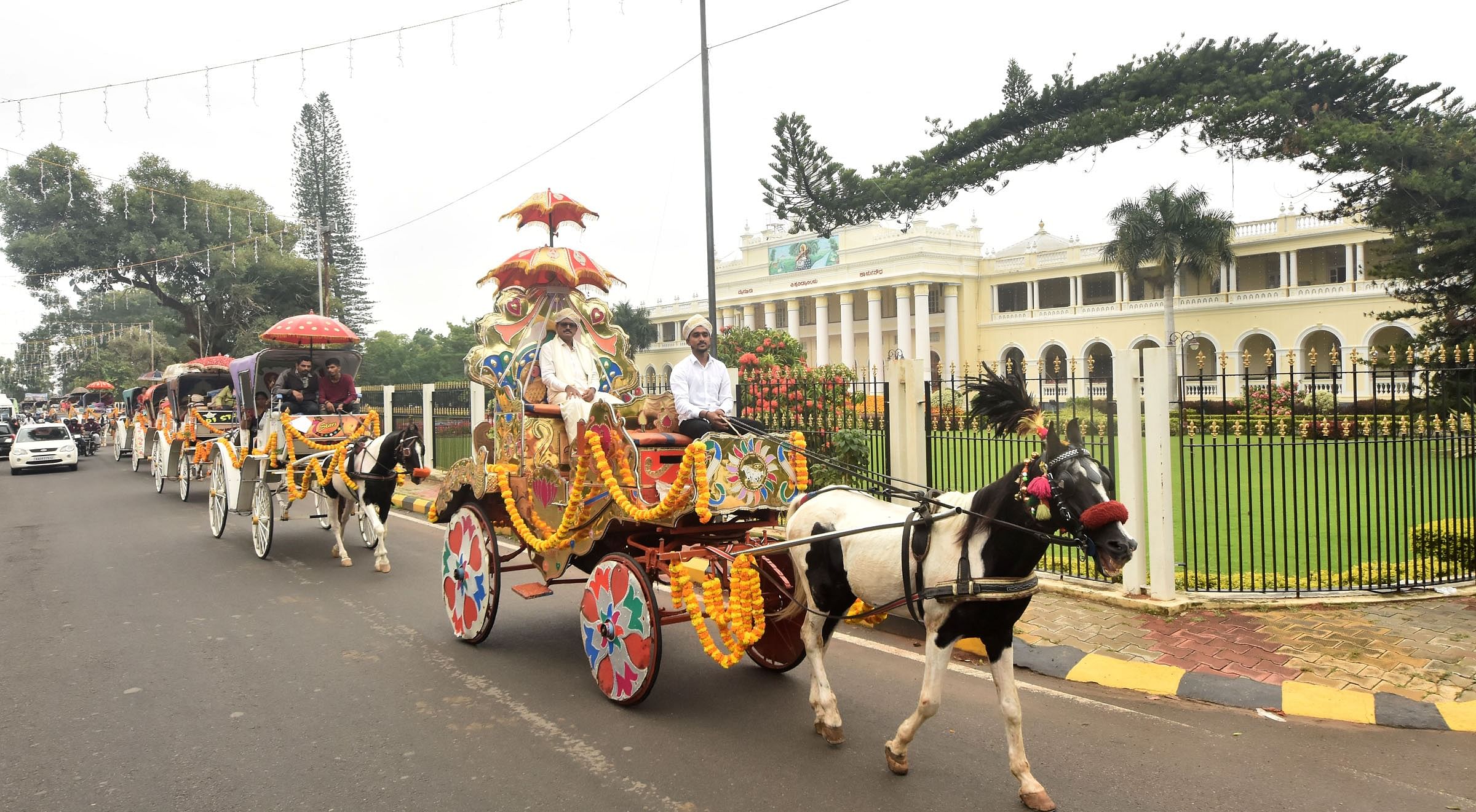 ದಸರಾ ಅಂಗವಾಗಿ ಪರಂಪರೆ ಇಲಾಖೆಯಿಂದ ಶನಿವಾರ ಆಯೋಜಿಸಿದ್ದ ‘ಪಾರಂಪರಿಕ ಉಡುಗೆಯಲ್ಲಿ ದಂಪತಿಗಳಿಗೆ ಟಾಂಗಾ ಸವಾರಿ’ಯು ಕ್ರಾಫರ್ಡ್‌ ಭವನದ ಮುಂದೆ ಸಾಗಿದಾಗ ಕಂಡಿದ್ದು ಹೀಗೆ... ಪ್ರಜಾವಾಣಿ ಚಿತ್ರ: ಹಂಪ ನಾಗರಾಜ್‌