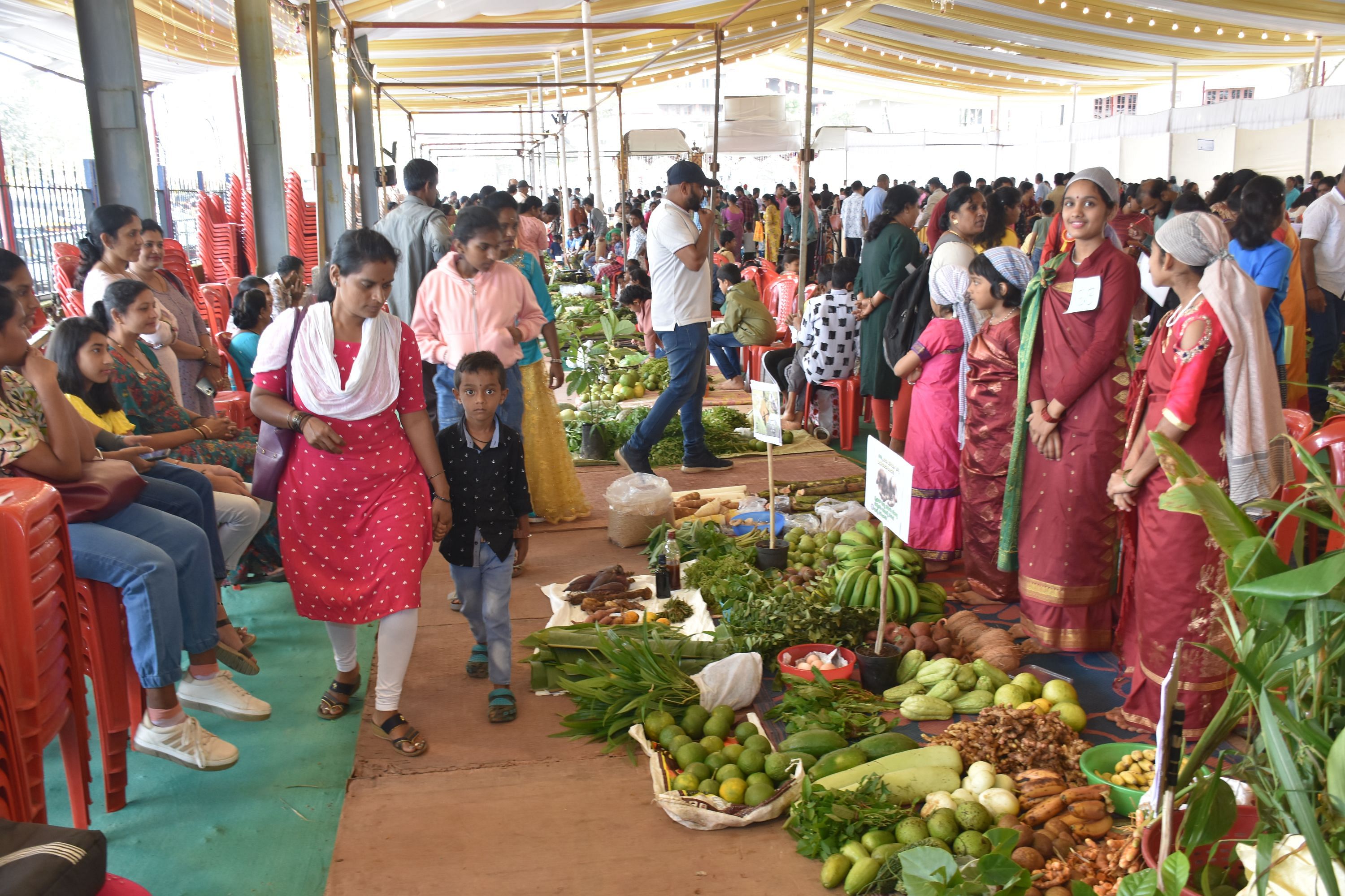 ಮಡಿಕೇರಿಯ ಗಾಂಧಿ ಮೈದಾನದಲ್ಲಿ ಮಡಿಕೇರಿ ನಗರ ದಸರಾ ಸಮಿತಿ ಮತ್ತು ಸಾಂಸ್ಕೃತಿಕ ಸಮಿತಿಯಿಂದ ರೋಟರಿ ಮಿಸ್ಟಿ ಹಿಲ್ಸ್ ಸಹಯೋಗದಲ್ಲಿ ಶನಿವಾರ ನಡೆದ ಮಕ್ಕಳ ದಸರೆಯಲ್ಲಿ ಮಕ್ಕಳು ವಿವಿಧ ಬಗೆಯ ತರಕಾರಿಗಳನ್ನು ಮಾರಾಟ ಮಾಡಿದರು. ಪ್ರಜಾವಾಣಿ ಚಿತ್ರ/ರಂಗಸ್ವಾಮಿ