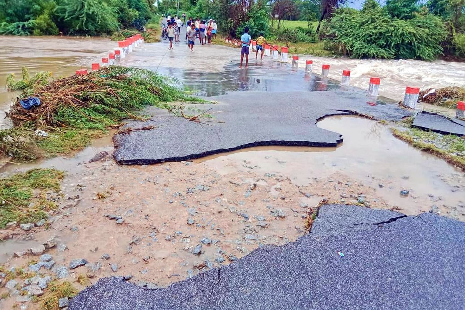 ಶುಕ್ರವಾರ ರಾತ್ರಿ ಸುರಿದ ಮಳೆಯಿಂದಾಗಿ ವಿಜಯನಗರ ಜಿಲ್ಲೆಯ ಕೂಡ್ಲಿಗಿ ಪಟ್ಟಣದ ಹೊರ ವಲಯದ ದೊಡ್ಡ ಕೆರೆ 14 ವರ್ಷಗಳ ನಂತರ ಕೋಡಿ ಬಿದ್ದಿರುವುದು 
ಚಿತ್ರ: ಎ.ಎಂ. ಸೋಮಶೇಖರಯ್ಯ