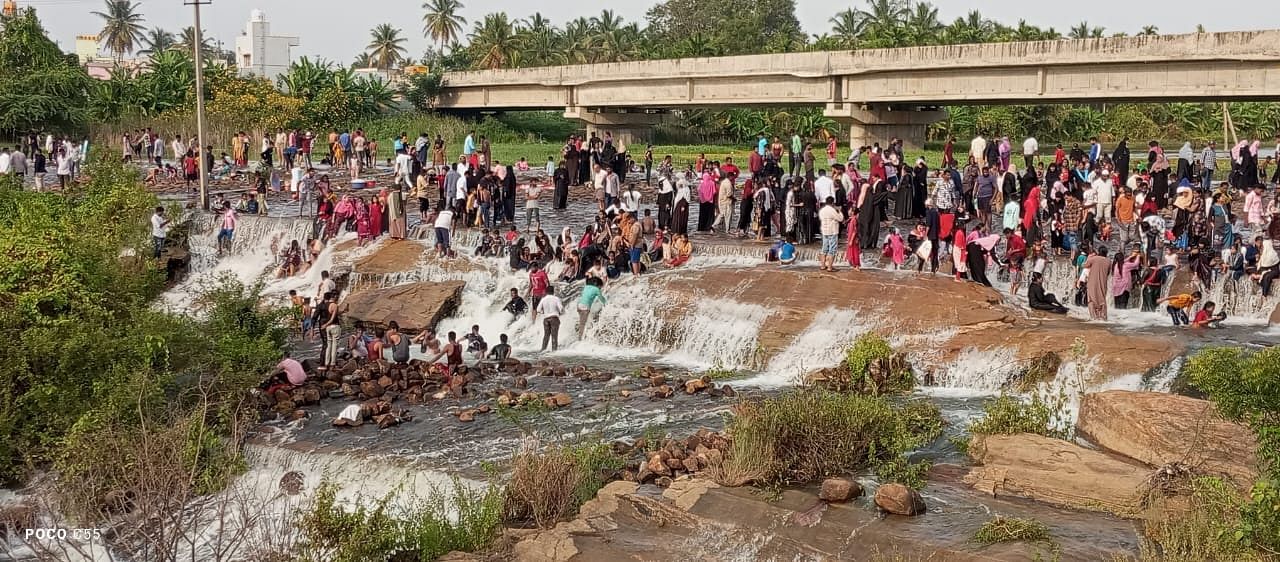 ಕುಣಿಗಲ್ ದೊಡ್ಡಕೆರೆ ಕೋಡಿಯಾಗಿದ್ದು, ಸಾವಿರಾರು ಜನ ಭೇಟಿ ನೀಡಿ ವೀಕ್ಷಣೆ ಮಾಡಿದರು