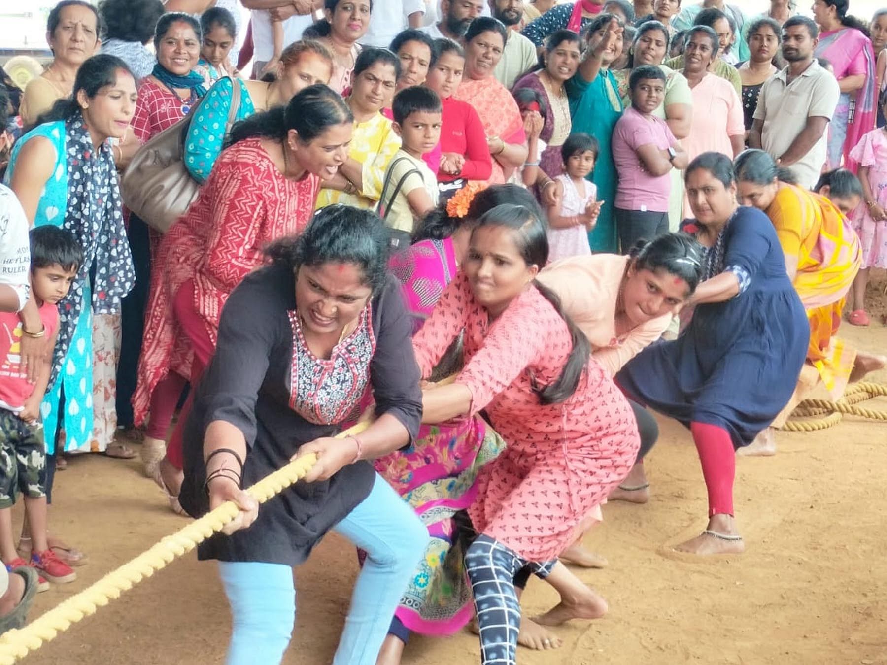 ಗೋಣಿಕೊಪ್ಪಲು ಮಹಿಳಾ ದಸರಾದಲ್ಲಿ ಆಯೋಜಿಸಿದ್ದ ಹಗ್ಗಜಗ್ಗಾಟ ಸ್ಪರ್ಧೆಯಲ್ಲಿ ಪಾಲ್ಗೊಂಡಿದ್ದ ಮಹಿಳೆಯರು