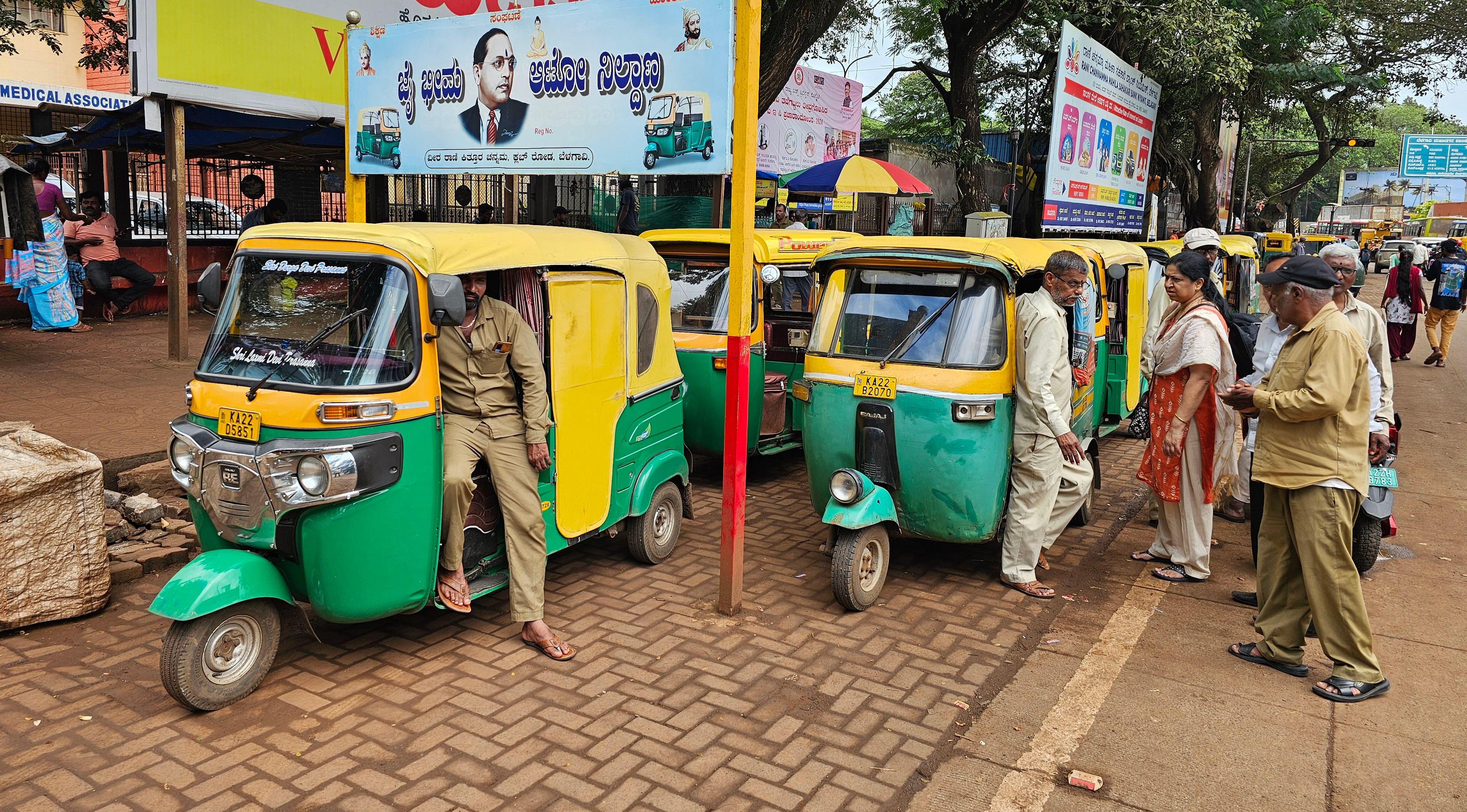 ಬೆಳಗಾವಿ ಬಸ್‌ ನಿಲ್ದಾಣದ ಬಳಿ ಆಟೊ ಚಾಲಕರೊಂದಿಗೆ ಚೌಕಾಶಿಗೆ ನಿಂತ ಪ್ರಯಾಣಿಕರು
ಪ್ರಜಾವಾಣಿ ಚಿತ್ರ