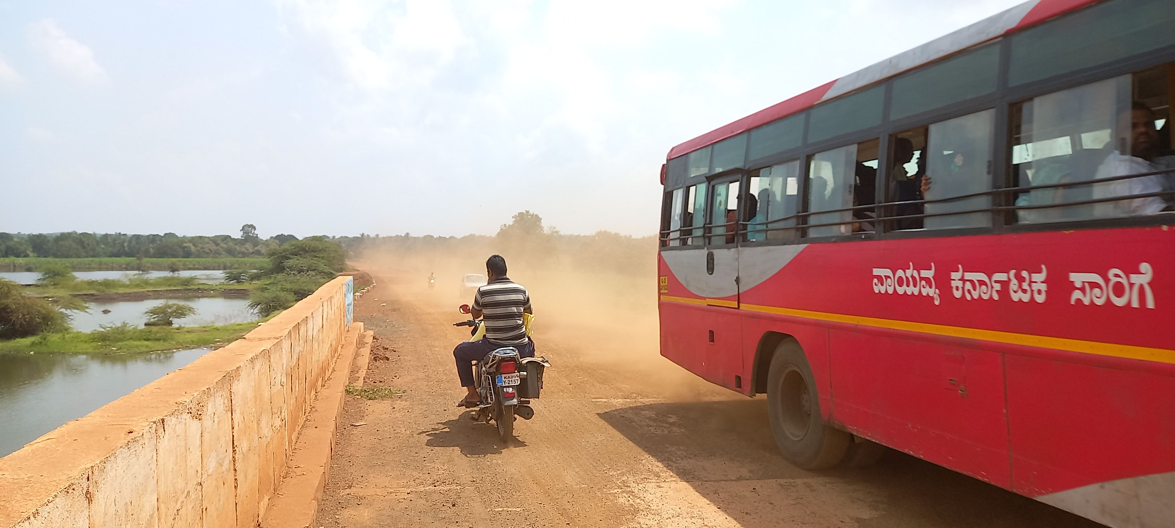 ಕಲಾದಗಿ ಗ್ರಾಮದ ದಕ್ಷಿಣ ಹೆರಕಲ್ ಏತ ನೀರಾವರಿ ಯೋಜನೆ ಕಾಲುವೆಯ ಸೇತುವೆ ರಸ್ತೆ ಧೂಳುಮಯವಾಗುತ್ತಿರುವುದು