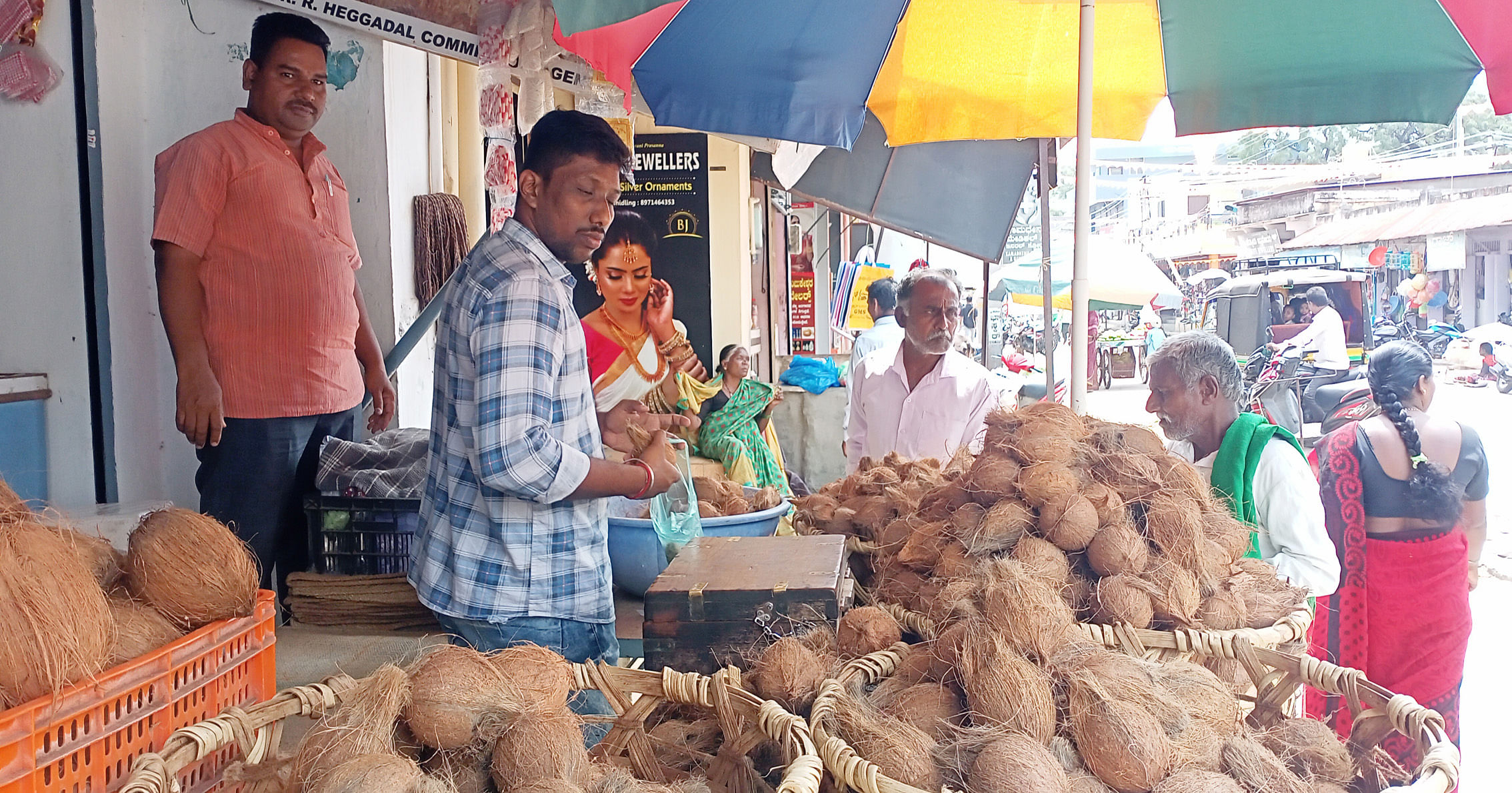 ಮುಂಡರಗಿ ಪಟ್ಟಣದ ಮುಖ್ಯ ಮಾರುಕಟ್ಟೆಯಲ್ಲಿ ತೆಂಗಿನಕಾಯಿ ವ್ಯಾಪಾರದ ಒಂದು ನೋಟ