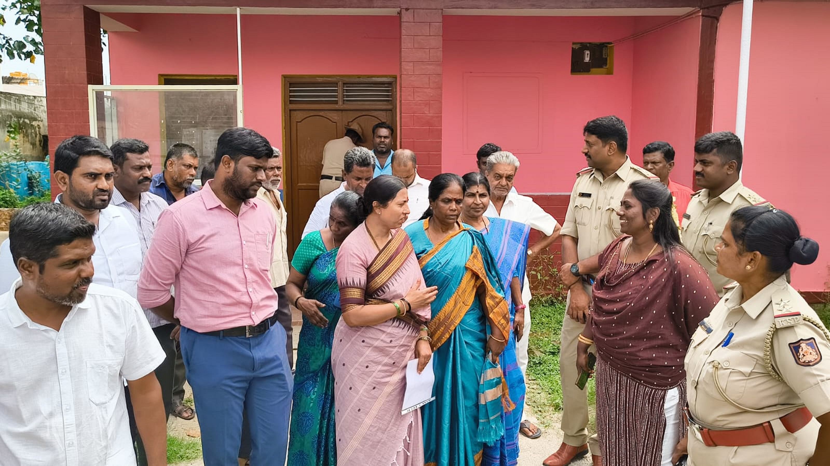 ಕೆಜಿಎಫ್‌ ಊರಿಗಾಂಪೇಟೆಯ ಪೊಲೀಸ್ ಔಟ್‌ ಪೋಸ್ಟ್‌ಗೆ ಶಾಸಕಿ ಎಂ. ರೂಪಕಲಾ ಸೋಮವಾರ ಭೇಟಿ ನೀಡಿ, ಪರಿಶೀಲನೆ ನಡೆಸಿದರು. ನಗರಸಭೆ ಅಧ್ಯಕ್ಷೆ ಇಂದಿರಾಗಾಂಧಿ, ಆಯುಕ್ತ ಪವನ್‌ಕುಮಾರ್ ಇದ್ದರು