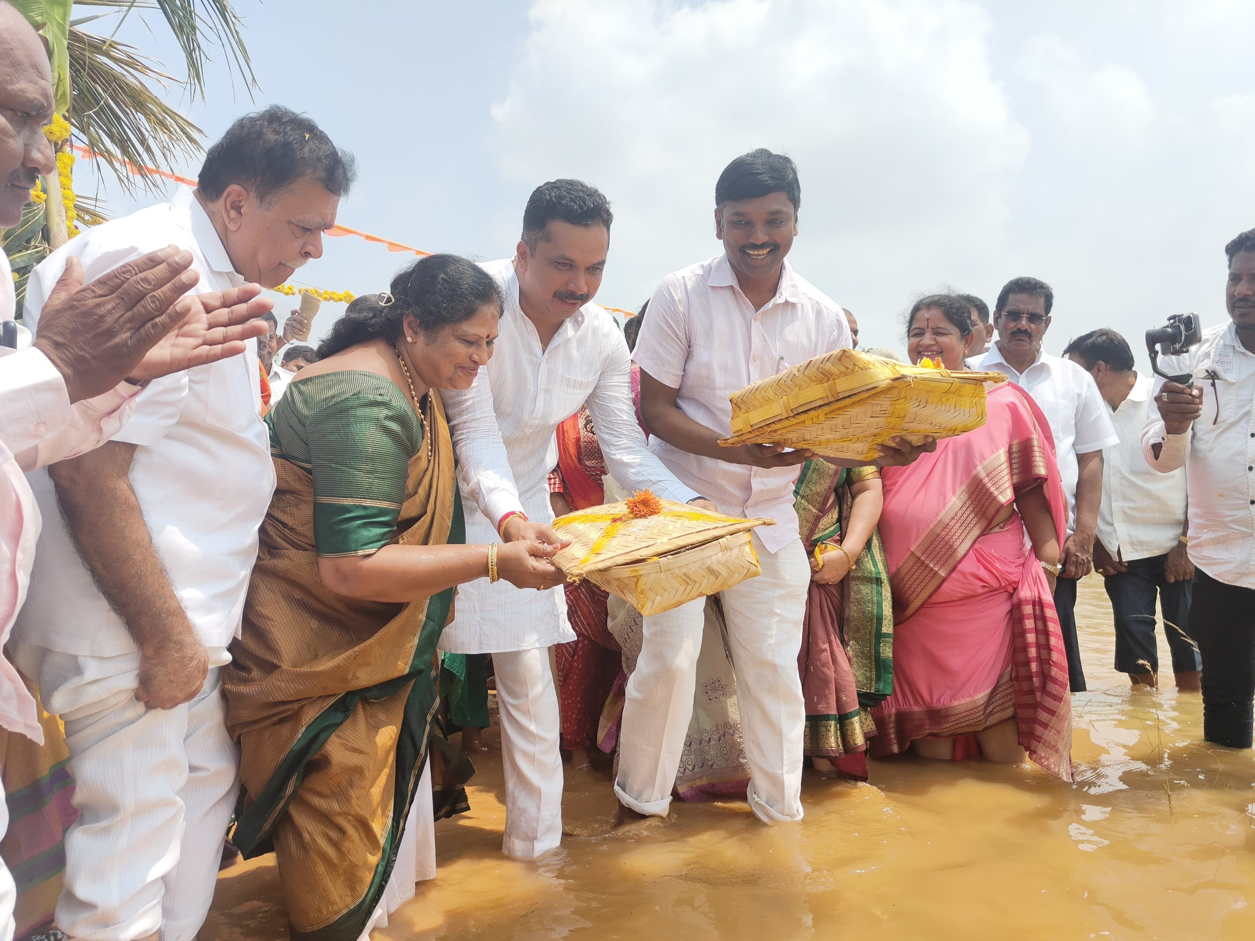 ಮಧುಗಿರಿ ತಾಲ್ಲೂಕಿನ ಸಿದ್ದಾಪುರ ಕೆರೆ ಮತ್ತು ಚೋಳೇನಹಳ್ಳಿ ಕೆರೆ ಕೋಡಿ ಬಿದ್ದ ಹಿನ್ನೆಲೆಯಲ್ಲಿ ಸೋಮವಾರ ಸಹಕಾರ ಸಚಿವ ಕೆ.ಎನ್.ರಾಜಣ್ಣ ಹಾಗೂ ವಿಧಾನ ಪರಿಷತ್ ಸದಸ್ಯ ಆರ್.ರಾಜೇಂದ್ರ ಬಾಗಿನ ಅರ್ಪಿಸಿದರು