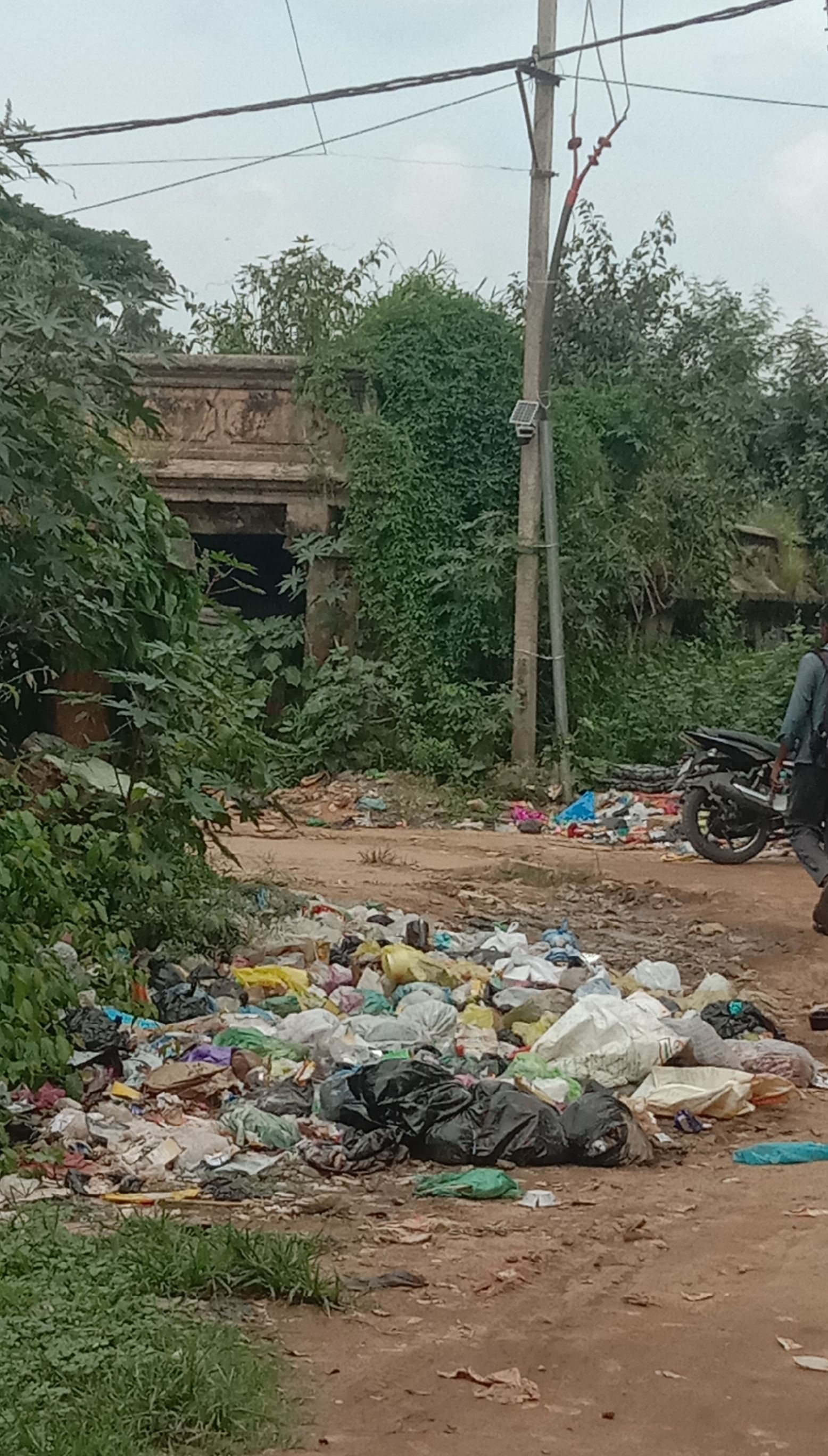 ಪುರಸಭೆ ವತಿಯಿಂದ ಅಳವಡಿಸಿರುವ ಕ್ಯಾಮರಾ ಮುಂದೆ ಕಸದ ರಾಶಿ