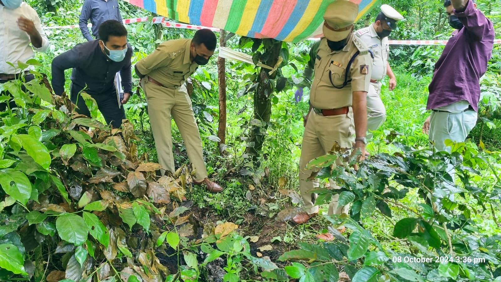 ಸುಂಟಿಕೊಪ್ಪ ಸಮೀಪದ ಪನ್ಯ ಗ್ರಾಮದಲ್ಲಿ ಮೃತದೇಹ ಪತ್ತೆಯಾದ ಸ್ಥಳವನ್ನು ಜಿಲ್ಲಾ ಪೊಲೀಸ್‌ ವರಿಷ್ಠಾಧಿಕಾರಿ ಕೆ. ರಾಮರಾಜನ್ ಮಂಗಳವಾರ ಭೇಟಿ ನೀಡಿ ಪರಿಶೀಲನೆ ನಡೆಸಿದರು