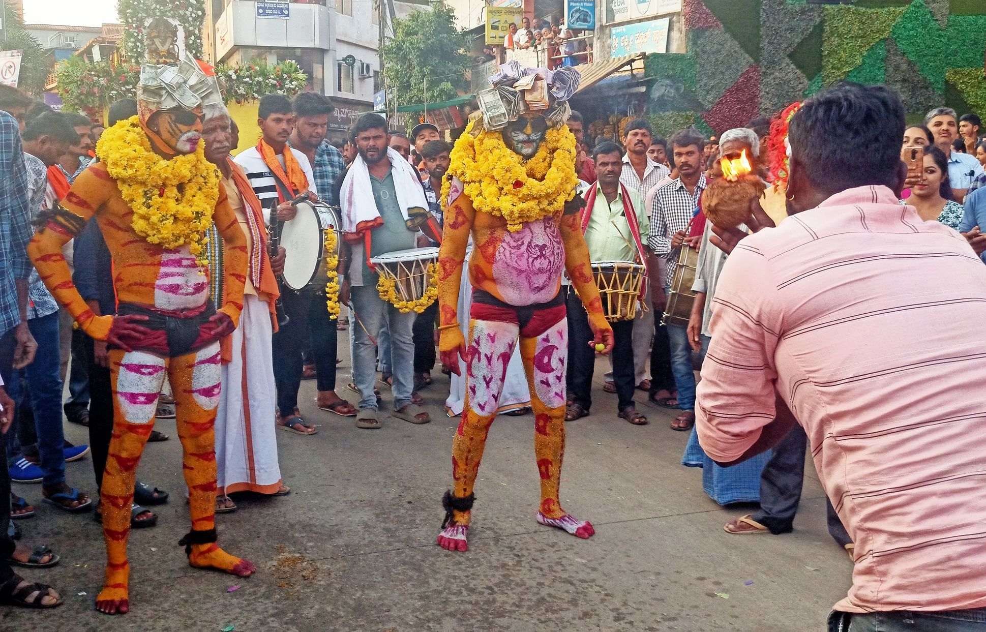 ತೀರ್ಥಹಳ್ಳಿಯಲ್ಲಿ 2023ರ ರಾಮೇಶ್ವರ ದಸರಾ ಮೆರವಣಿಗೆಯಲ್ಲಿ ಭಾಗವಹಿಸಿದ್ದ ಹುಲಿವೇಷಧಾರಿಗಳಾದ ಧನು ಮಿಲ್ಕೇರಿ ಮತ್ತು ಶ್ರೀನಿವಾಸ್‌ ಮಿಲ್ಕೇರಿ