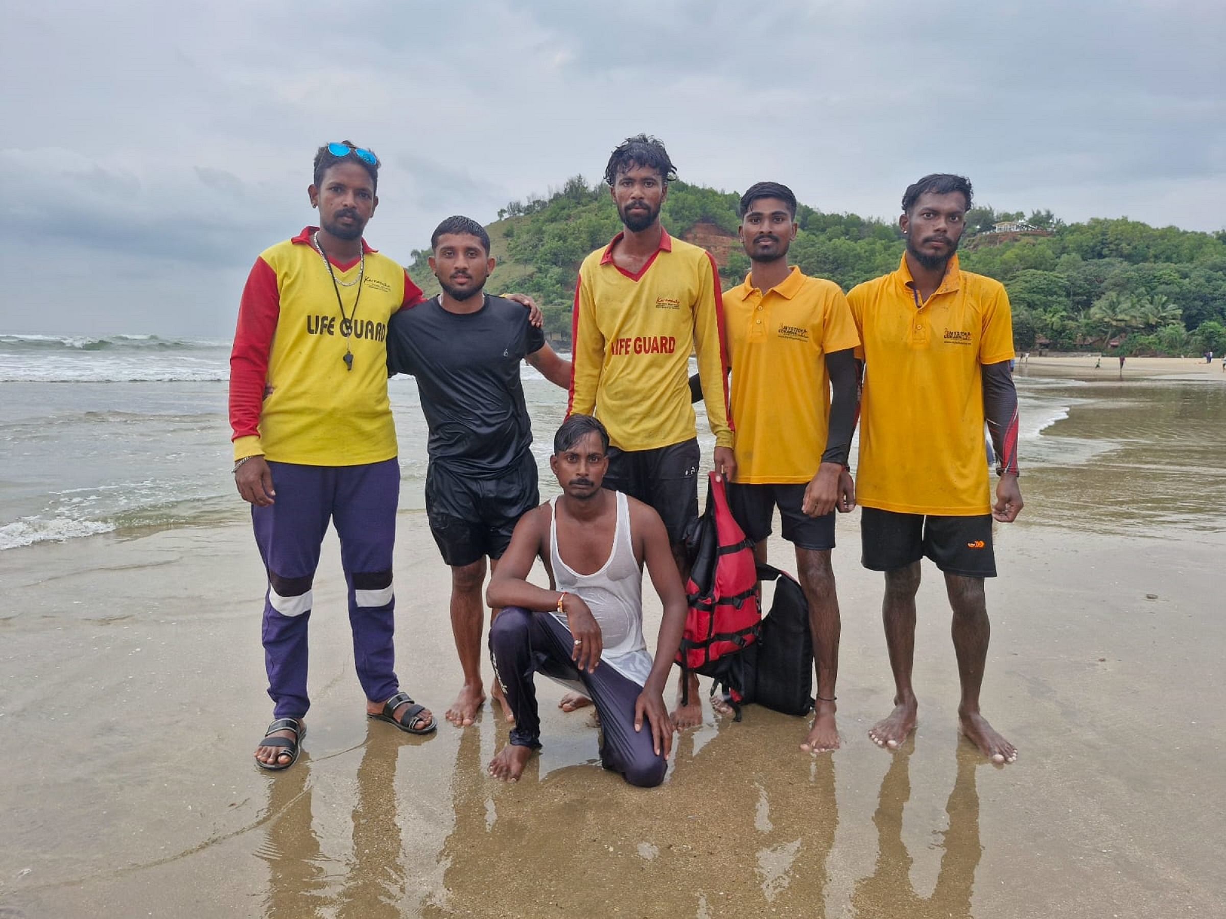 ಗೋಕರ್ಣದ ಕುಡ್ಲೆ ಬೀಚಿನಲ್ಲಿ ನೀರಿನಲ್ಲಿ ಮುಳುಗುತ್ತಿದ್ದು, ರಕ್ಷಿಸಲ್ಪಟ್ಟ ಪ್ರವಾಸಿಗ ಮತ್ತು ರಕ್ಷಿಸಿದ ಸಿಬ್ಬಂದಿ. 