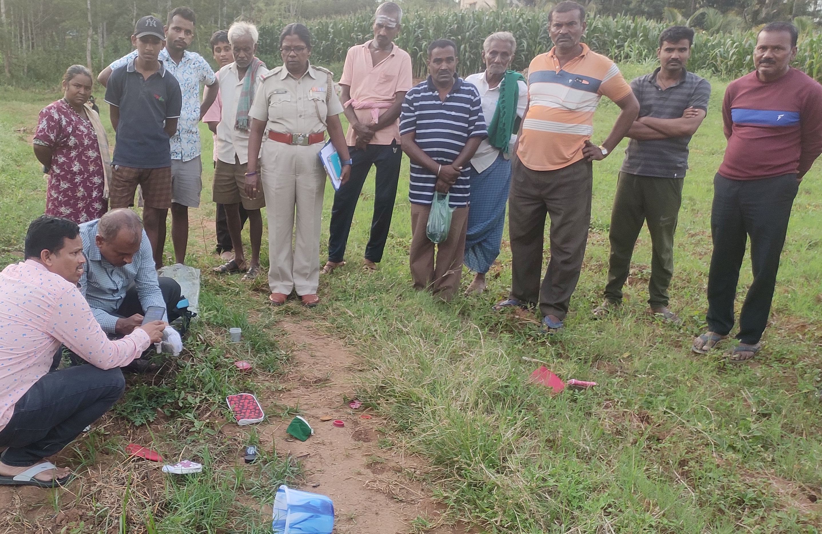 ದೊಡ್ಡಬಳ್ಳಾಪುರ ತಾಲ್ಲೂಕಿನ ನಾಗಸಂದ್ರ ಗ್ರಾಮದ ಆನಂದ್‌ ಅವರ ಮನೆಯಲ್ಲಿ ಕಳವು ಮಾಡಿದ್ದ ಚಿನ್ನಾಭರಣಗಳ ಖಾಲಿ ಪರ್ಸ್‌ಗಳನ್ನು ಹಾಕಲಾಗಿದ್ದ ಸ್ಥಳದಲ್ಲಿ ಬೆರಳಚ್ಚುಗಳ ಮಾದರಿಯನ್ನು ತಜ್ಞರು ಸಂಗ್ರಹಿಸಿದರು