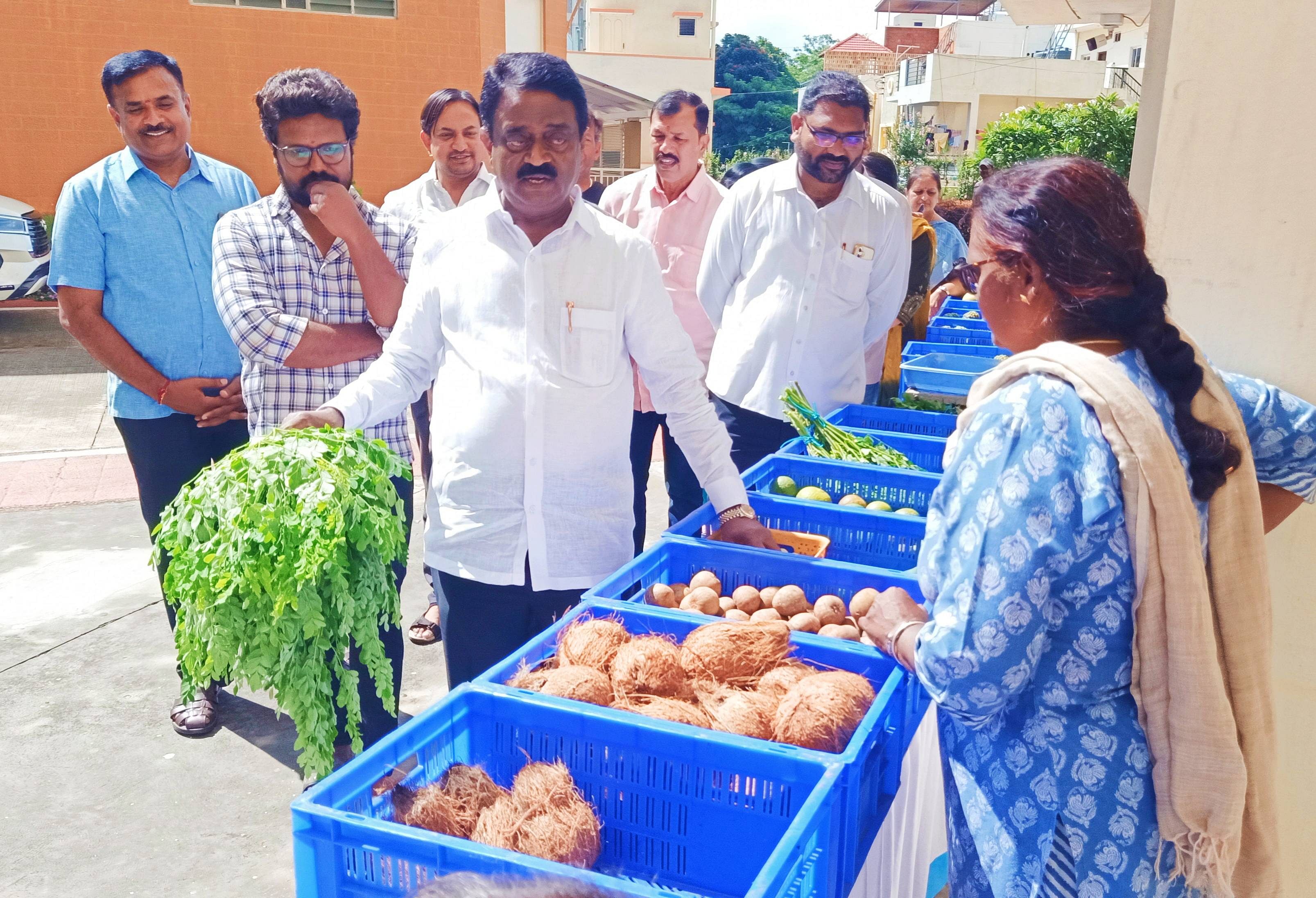 ಹೆಸರಘಟ್ಟ ಮುಖ್ಯ ರಸ್ತೆಯ ಸಿಲ್ವರ್‌ಸ್ಪ್ರಿಂಗ್‌‌ ಫೀಲ್ಡ್ ಅಪಾರ್ಮೆಂಟ್‌ನಲ್ಲಿ ಸ್ವದೇಶಿ ಜಾಗರಣಾ ಮಂಚ್ ಆಯೋಜಿಸಿದ್ದ ಸಾವಯವ ಸಂತೆಯನ್ನು ಶಾಸಕ ಎಸ್. ಮುನಿರಾಜು ಅವರು ತರಕಾರಿ ಖರೀದಿಸುವ ಮೂಲಕ ಉದ್ಘಾಟಿಸಿದರು.