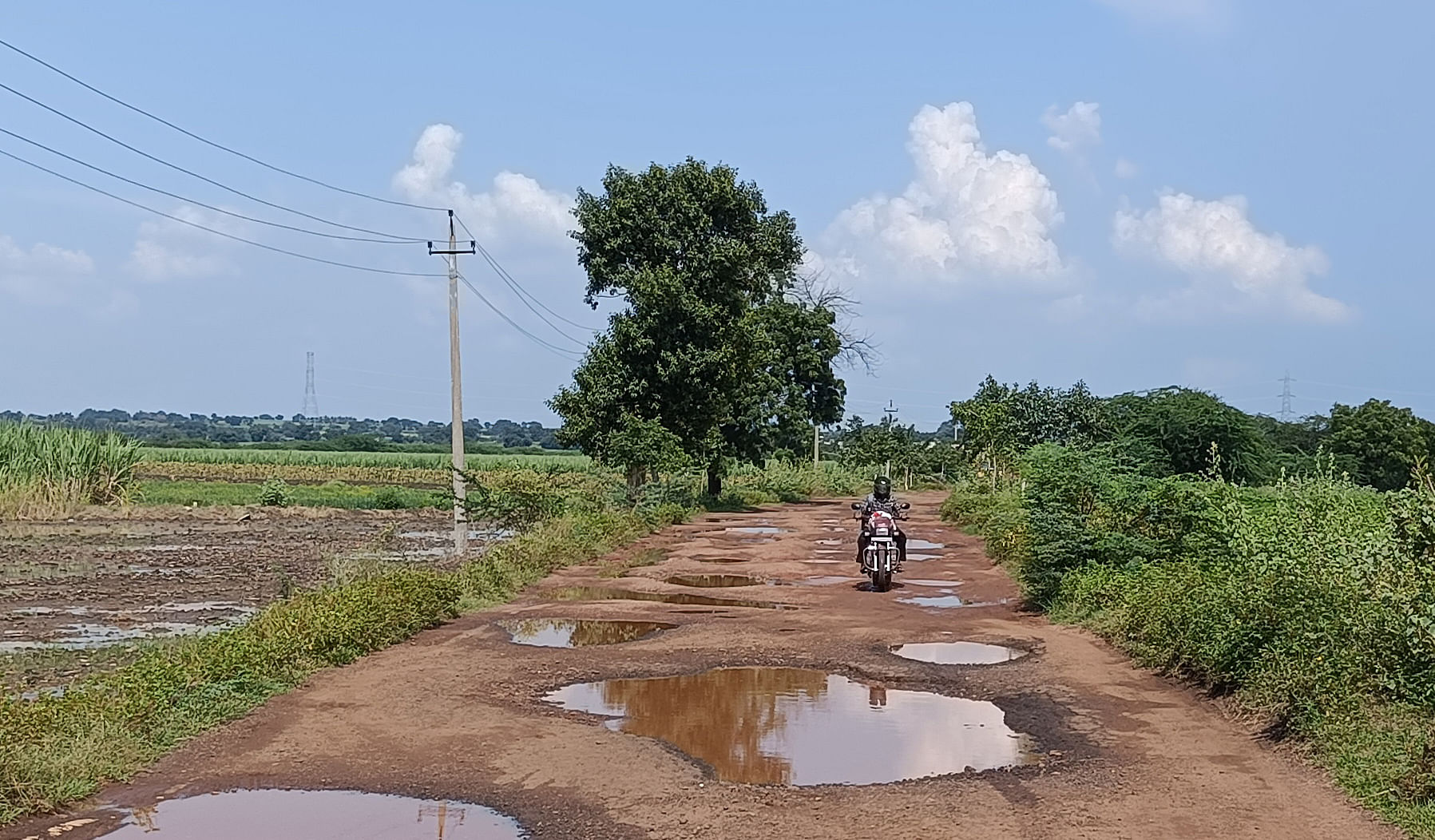 ರಸ್ತೆಯ ತಗ್ಗು ಗುಂಡಿಗಳಲ್ಲಿ ನೀರು ನಿಂತಿರುವುದು