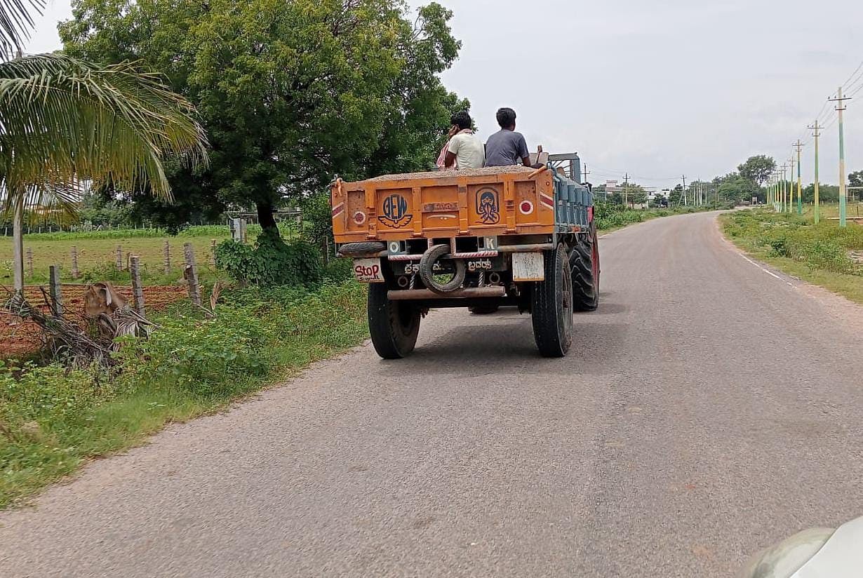 ಕುಕನೂರಿನ ಹೊರವಲಯದಲ್ಲಿ ಅಕ್ರಮವಾಗಿ ಮರಳನ್ನು ಸಾಗಿಸುತ್ತಿರುವ ಟ್ರ್ಯಾಕ್ಟರ್