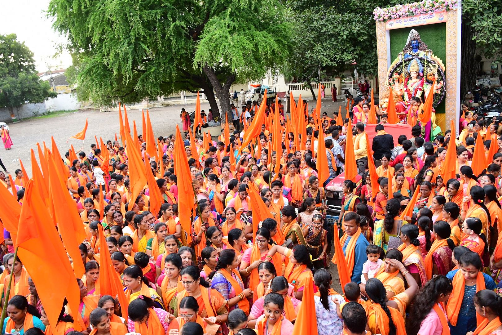 ಕಲಬುರಗಿಯಲ್ಲಿ ಗುರುವಾರ ನಡೆದ ದುರ್ಗಾ ದೇವಿಯ ಶೋಭಾಯಾತ್ರೆಯಲ್ಲಿ ಪಾಲ್ಗೊಂಡಿದ ಮಹಿಳೆಯರು