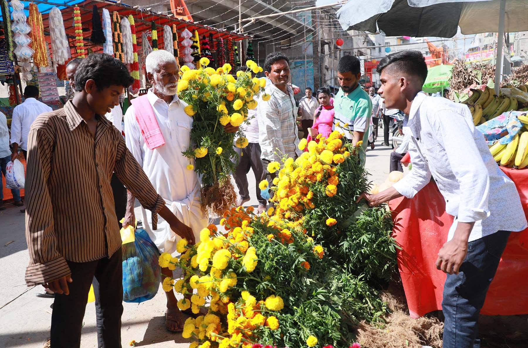 ರಾಯಚೂರಿನ ಮಾರುಕಟ್ಟೆಯಲ್ಲಿ ಚೆಂಡುಹೂವಿನ ಗಿಡಿ ಖರೀದಿಸಿದ ರೈತರು/ ಚಿತ್ರ: ಶ್ರೀನಿವಾಸ ಇನಾಮದಾರ್