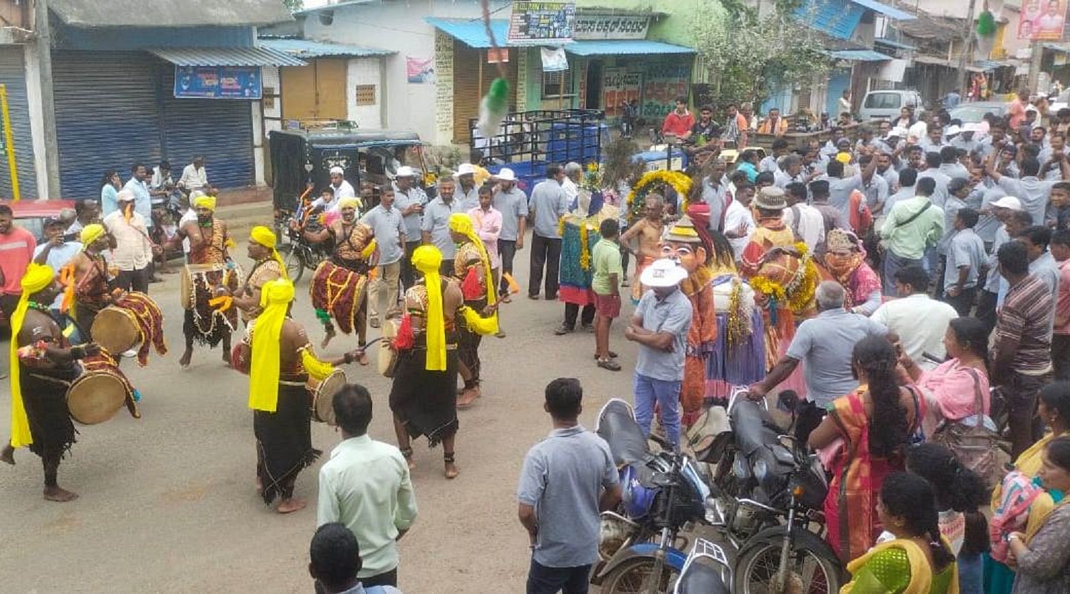 ಅರಕಲಗೂಡಿನಲ್ಲಿ ಗುರುವಾರ ಪಂಚಾಯಿತಿ ದಸರಾ ಪ್ರಯುಕ್ತ ನಡೆದ ಕಾಲ್ನಡಿಗೆ ಜಾಥಾದಲ್ಲಿ ಕಲಾತಂಡಗಳ ಪ್ರದರ್ಶನ ಜನರ ಗಮನ ಸೆಳೆಯಿತು.