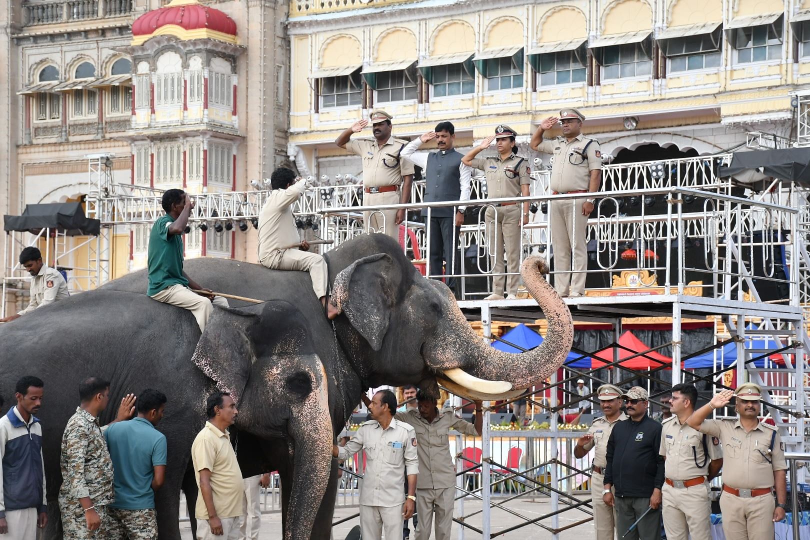 ಮೈಸೂರಿನ ಅರಮನೆ ಆವರಣದಲ್ಲಿ ಗುರುವಾರ ನಡೆದ ಜಂಬೂಸವಾರಿ ಅಂತಿಮ ತಾಲೀಮಿಗೆ ನಗರ ಪೊಲೀಸ್ ಆಯುಕ್ತೆ ಸೀಮಾ ಲಾಟ್ಕರ್, ಡಿಸಿಎಫ್ ಐ.ಬಿ.ಪ್ರಭುಗೌಡ, ಡಿಸಿಪಿಗಳಾದ ಎಂ.ಮುತ್ತುರಾಜ್, ಮಾರುತಿ ಅಂಬಾರಿ ಆನೆ ಅಭಿಮನ್ಯು ಮೇಲೆ ಪುಷ್ಪಾರ್ಚನೆ ಮಾಡಿ ಚಾಲನೆ ನೀಡಿದರು