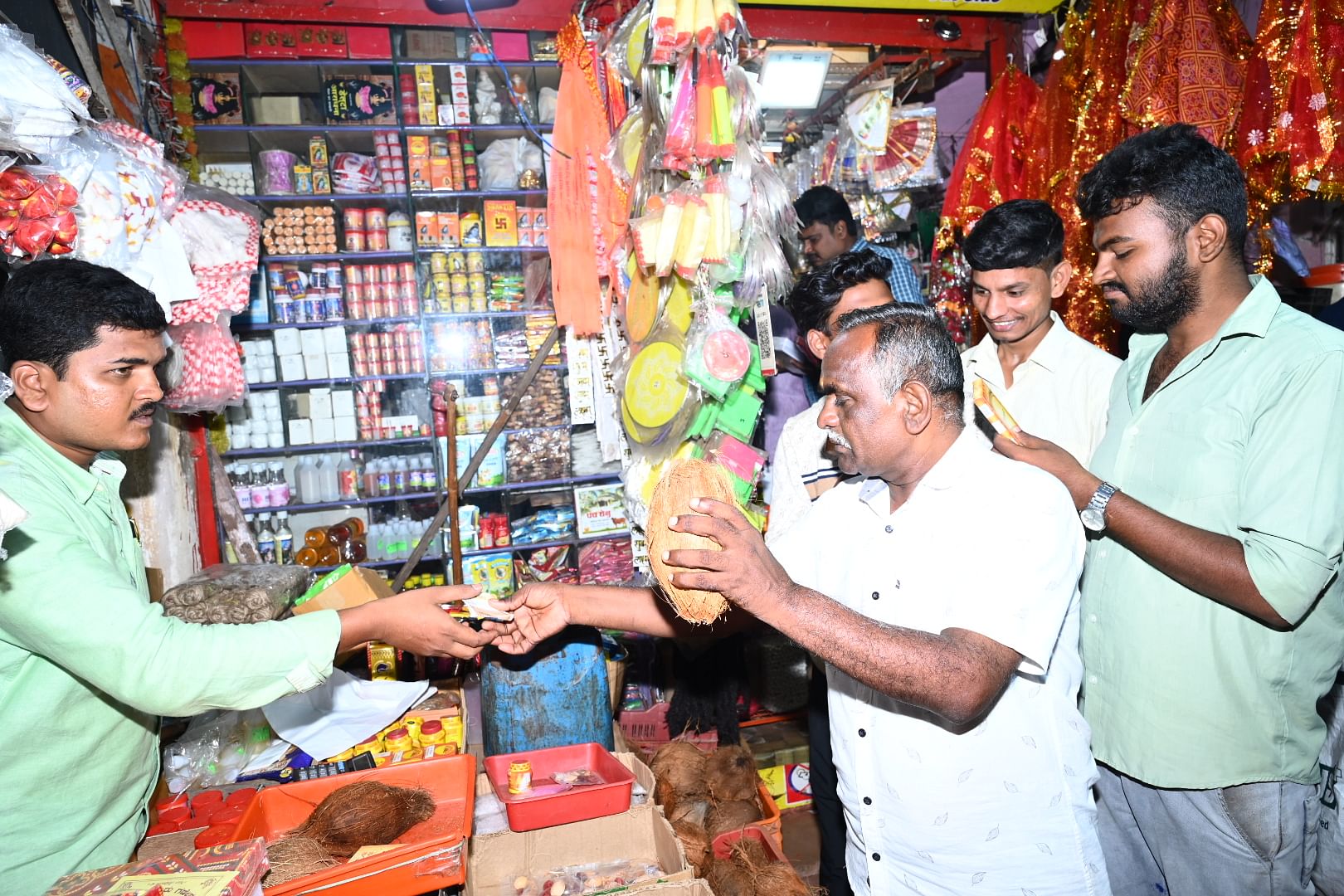 ಹಬ್ಬದ ಪೂಜೆಗೆ ಅಗತ್ಯ ವಸ್ತುಗಳನ್ನು ಖರೀದಿಸಿದ ಜನ