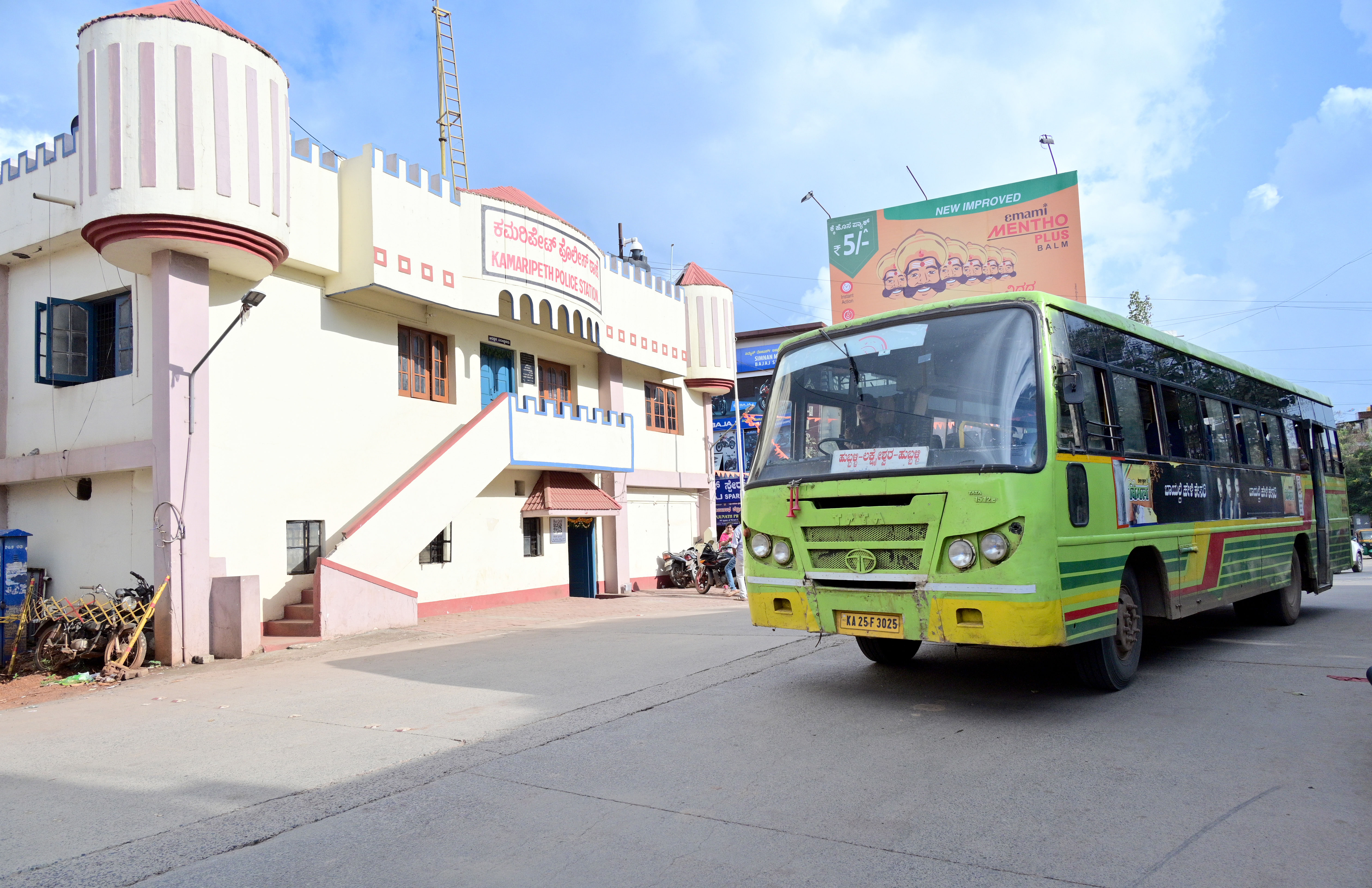 ಹುಬ್ಬಳ್ಳಿ ಪಿ.ಬಿ. ರಸ್ತೆ ಪಕ್ಕ ರಾಜಕಾಲುವೆ ಮೇಲೆ ನಿರ್ಮಾಣವಾಗಿರುವ ಕಮರಿಪೇಟೆ ಪೊಲೀಸ್‌ ಠಾಣೆ
ಪ್ರಜಾವಾಣಿ ಚಿತ್ರ: ಗೋವಿಂದರಾಜ ಜವಳಿ