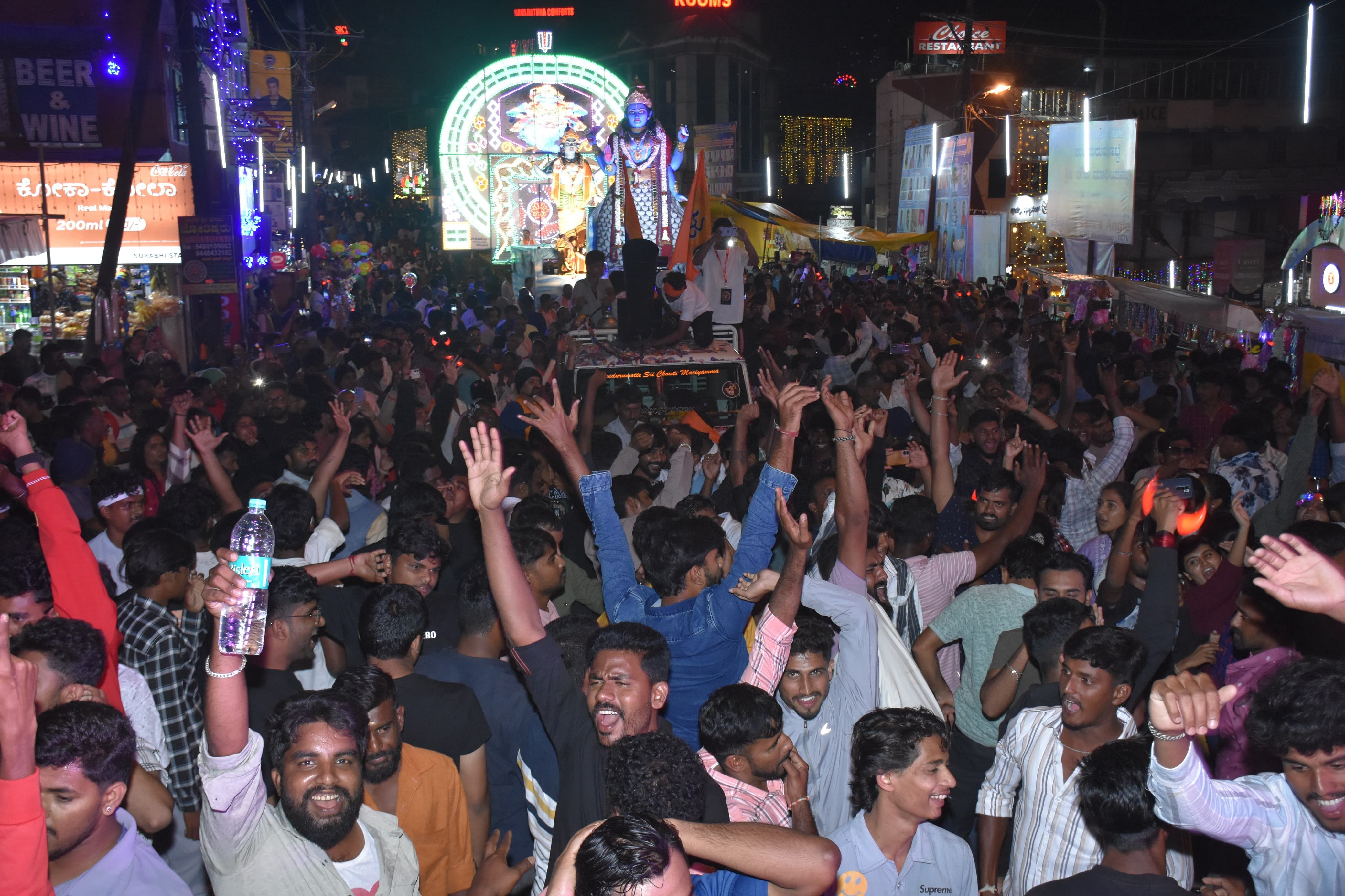 ಮಡಿಕೇರಿಯಲ್ಲಿ ಪೇಟೆ ಶ್ರೀರಾಮಮಂದಿರದ ಮಂಟಪ ಮುಂದಡಿ ಇಡುತ್ತಿದ್ದಂತೆ ಅಪಾರ ಸಂಖ್ಯೆಯಲ್ಲಿ ಸೇರಿದ್ದ ಜನರು ಸಂಭ್ರಮದಿಂದ ನರ್ತಿಸಿದರು.  ಪ್ರಜಾವಾಣಿ ಚಿತ್ರ/ರಂಗಸ್ವಾಮಿ