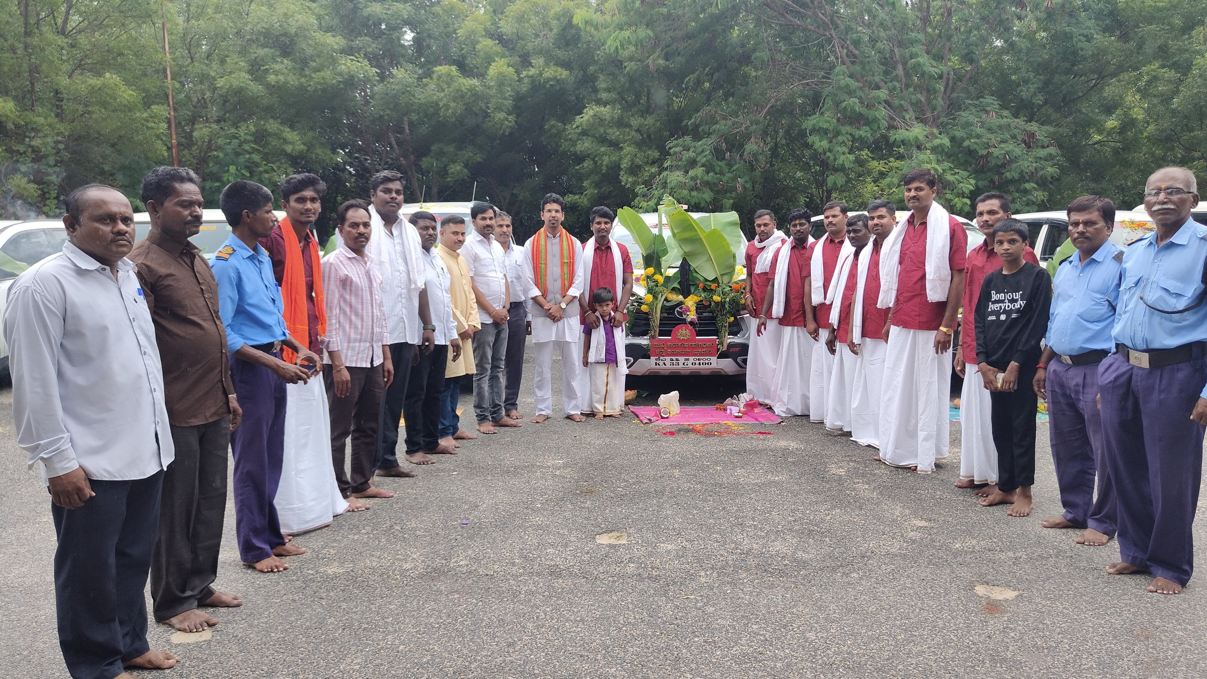 ಯಾದಗಿರಿ ಜಿಲ್ಲಾಡಳಿತ ಭವನದ ಜಿಲ್ಲಾ ಪಂಚಾಯಿತಿ ಮುಖ್ಯ ಕಾರ್ಯನಿರ್ವಾಹಕಾಧಿಕಾರಿ ಕಚೇರಿ ಸಿಬ್ಬಂದಿ ಆಯುಧ ಪೂಜೆ ದಿನ ವಾಹನಗಳಿಗೆ ಪೂಜೆ ಸಲ್ಲಿಸಿದರು