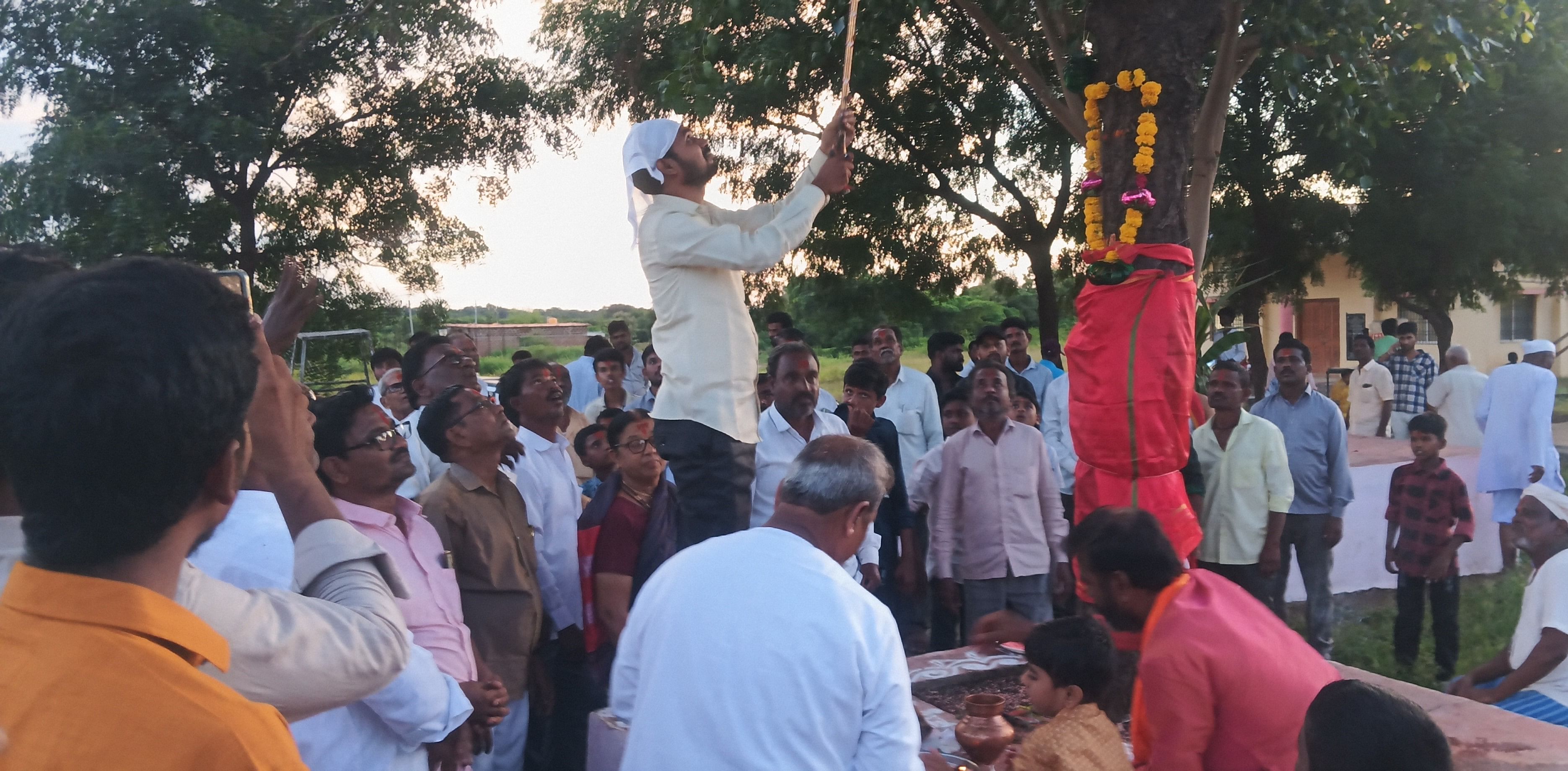 ಕಾಳಗಿ ಅಂಬಾಭವಾನಿ ದೇವಸ್ಥಾನದ ಮುಂದೆ ಶನಿವಾರ ಸಂಜೆ ಸ್ಥಳೀಯರು ಬನ್ನಿ ಮುರಿದರು