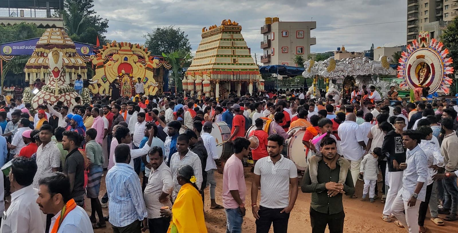 ವೈಟ್‌‌ಫೀಲ್ಢ್‌ನ ಅಂಬೇಡ್ಕರ್ ಗುಟ್ಟದಲ್ಲಿ 50ಕ್ಕೂ ಹೆಚ್ಚು ಗ್ರಾಮ ದೇವತೆಗಳ ಪಲ್ಲಕ್ಕಿಗಳ ಮೆರವಣಿಗೆ ನಡೆಯಿತು