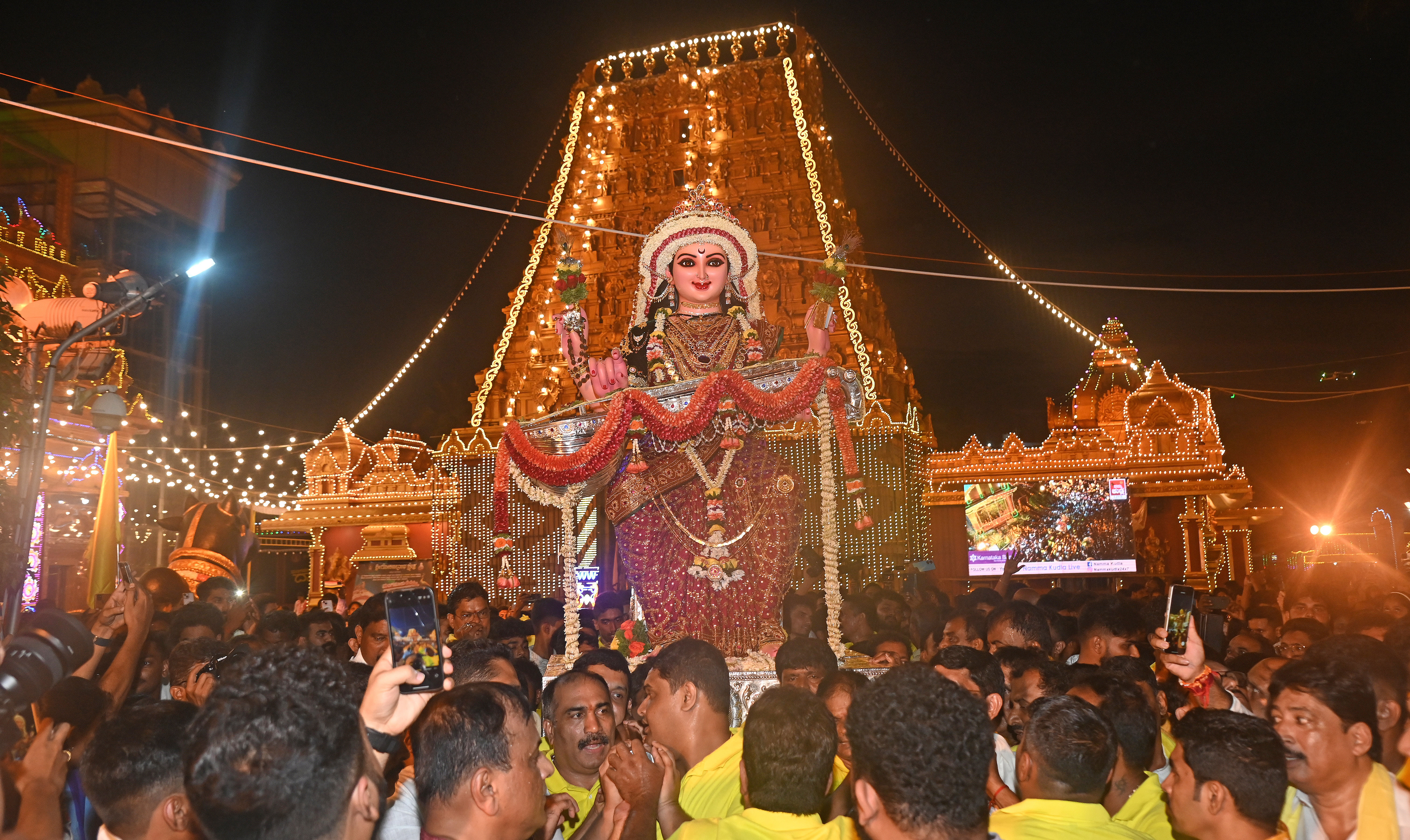 ಮಂಗಳೂರು ದಸರಾ ಅಂಗವಾಗಿ ಕುದ್ರೋಳಿ ಶ್ರೀಗೋಕರ್ಣನಾಥೇಶ್ವರ ದೇವಸ್ಥಾನದಲ್ಲಿ ಪೂಜೆಗೊಂಡ ಶ್ರೀಶಾರದೆಯ ಶೋಭಾಯಾತ್ರೆ ಭಾನುವಾರ ನೆರವೇರಿತು: ಪ್ರಜಾವಾಣಿ ಚಿತ್ರ : ಫಕ್ರುದ್ದೀನ್ ಎಚ್