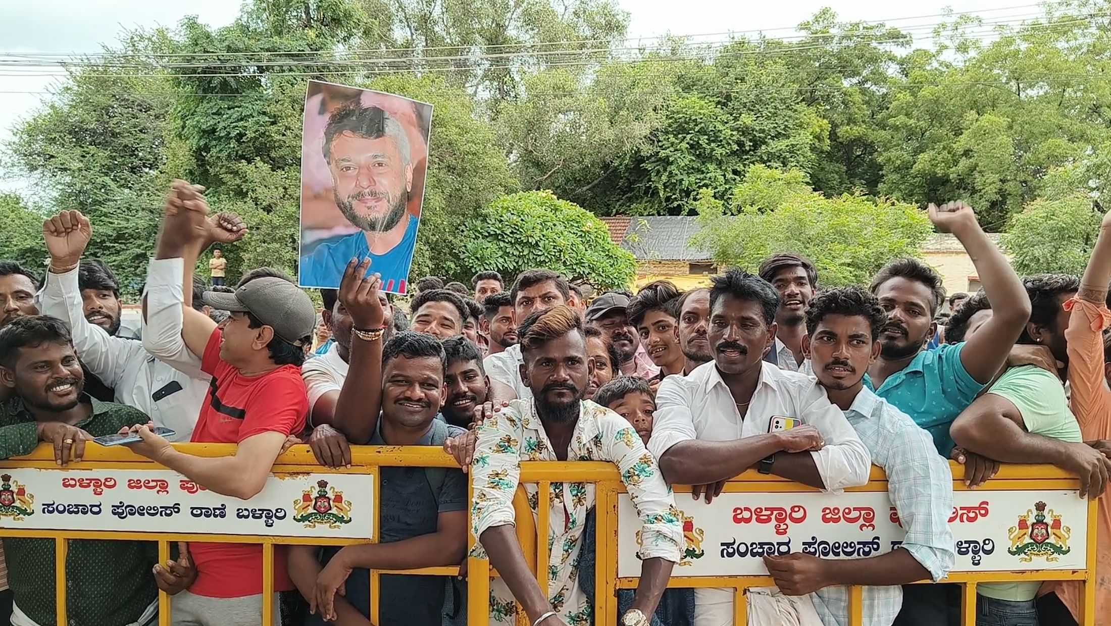 ಸೋಮವಾರ ಬಳ್ಳಾರಿಯ ಕೇಂದ್ರ ಕಾರಾಗೃಹದ ಬಳಿ ಜಮಾಯಿಸಿದ್ದ ದರ್ಶನ್‌ ಅಭಿಮಾನಿಗಳು 