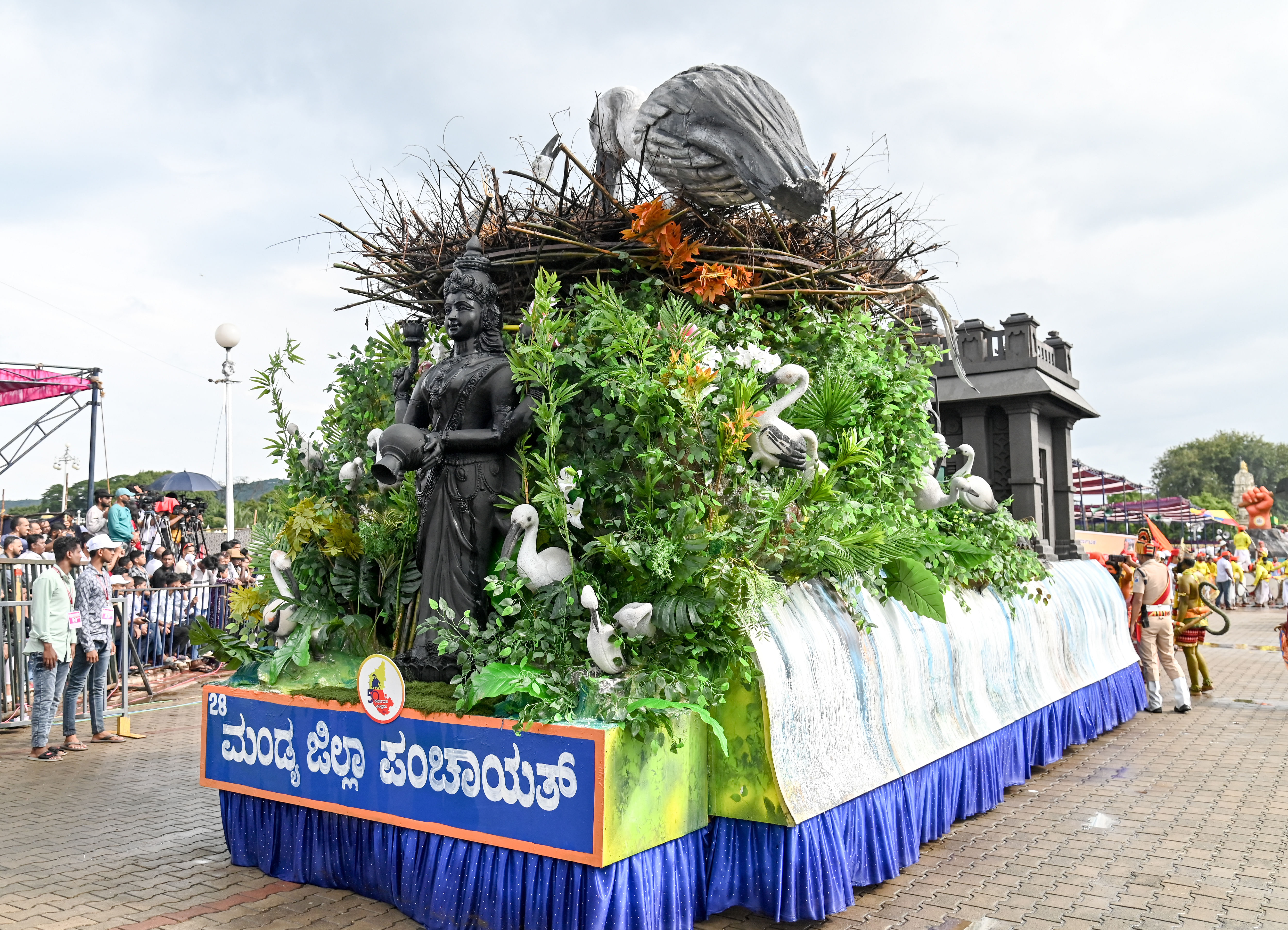 ಮೈಸೂರಿನಲ್ಲಿ ಶನಿವಾರ ನಡೆದ ವಿಜಯದಶಮಿ ಮೆರವಣಿಗೆಯಲ್ಲಿ ಪಾಲ್ಗೊಂಡಿದ್ದ ಮಂಡ್ಯದ ಸ್ತಬ್ಧಚಿತ್ರ