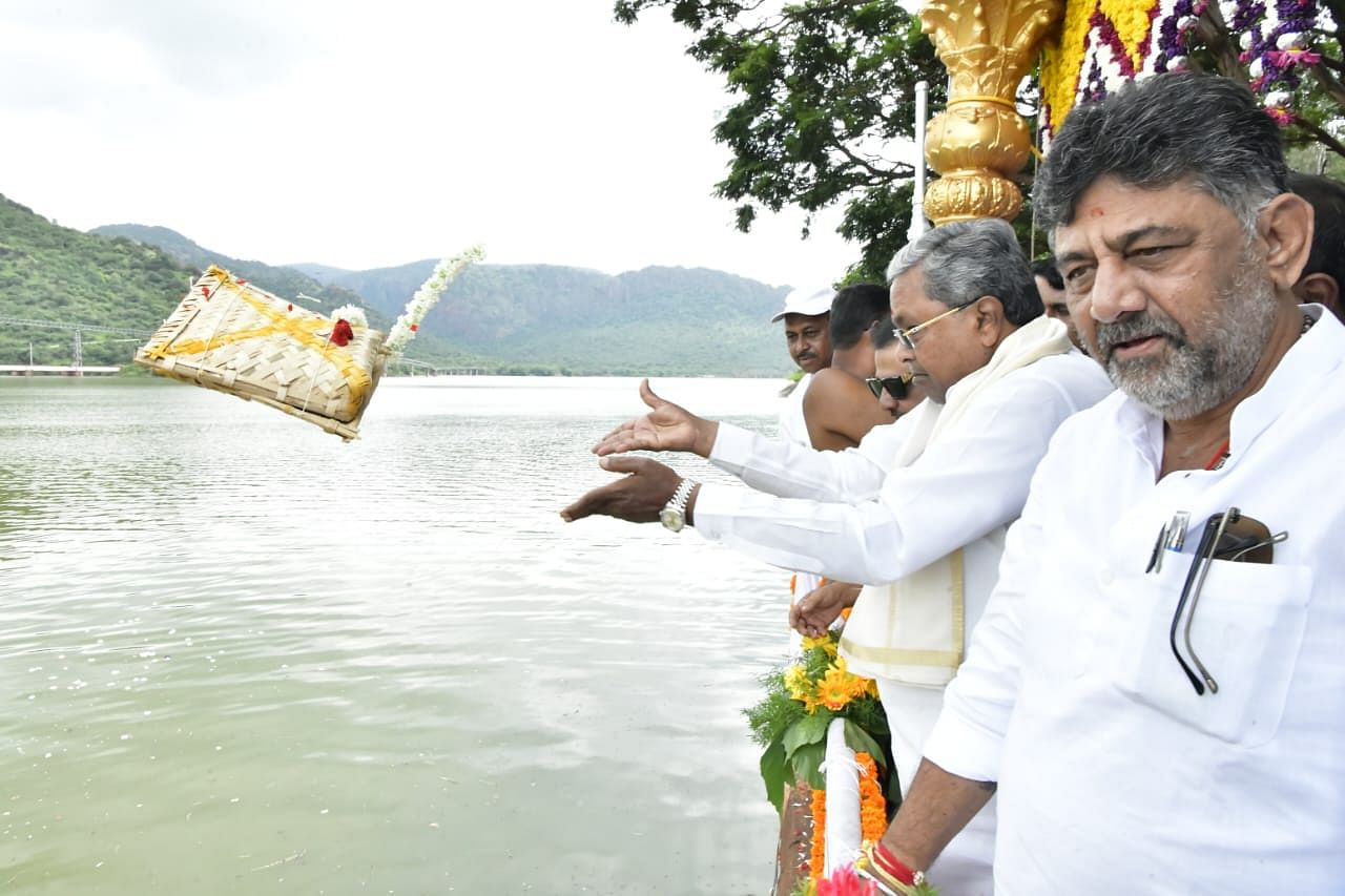 ಸಂಡೂರು ತಾಲ್ಲೂಕಿನ ತಾರಾನಗರ ಬಳಿ ಇರುವ ನಾರಿಹಳ್ಳ ಕಿರುಜಲಾಶಯಕ್ಕೆ ಮುಖ್ಯಮಂತ್ರಿ ಸಿದ್ದರಾಮಯ್ಯ ಸೋಮವಾರ ಬಾಗಿನ ಅರ್ಪಿಸಿದರು. ಉಪಮುಖ್ಯಮಂತ್ರಿ ಡಿ.ಕೆ ಶಿವಕುಮಾರ್‌, ಸಚಿವ ಜಮೀರ್‌ ಅಹಮದ್‌ ಖಾನ್‌ ಇದ್ದರು