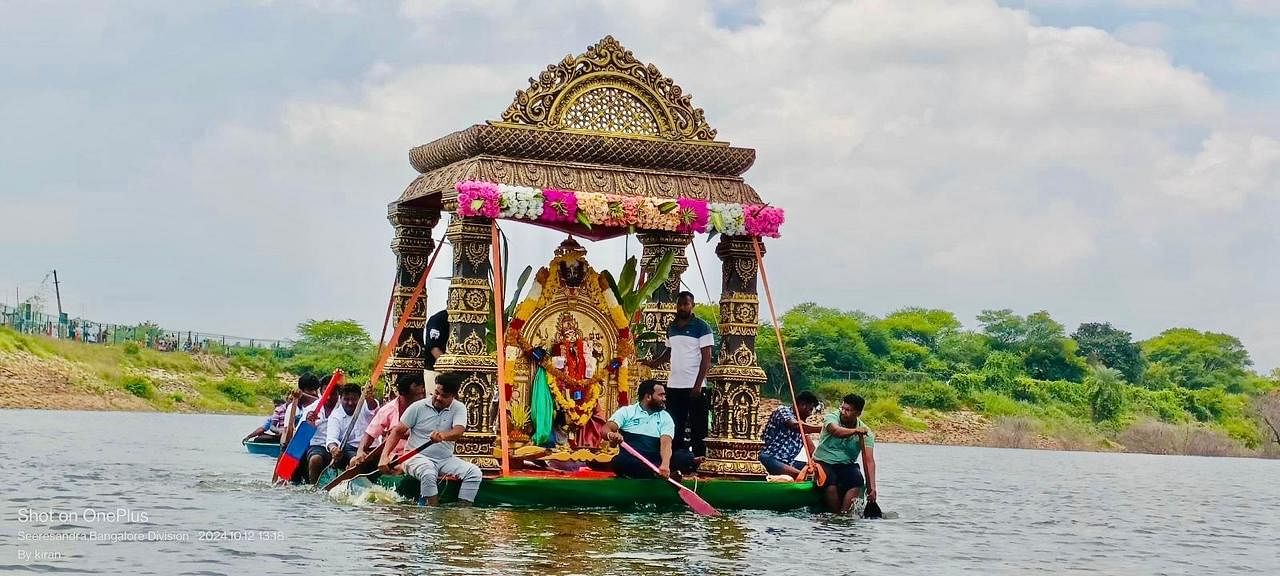 ಹೆಸರಘಟ್ಟ ಕೆರೆಯಲ್ಲಿ ದುಗ್ಗಲಮ್ಮ ದೇವಿಯ ತೆಪ್ಪೋತ್ಸವ ಭಾನುವಾರ ನಡೆಯಿತು