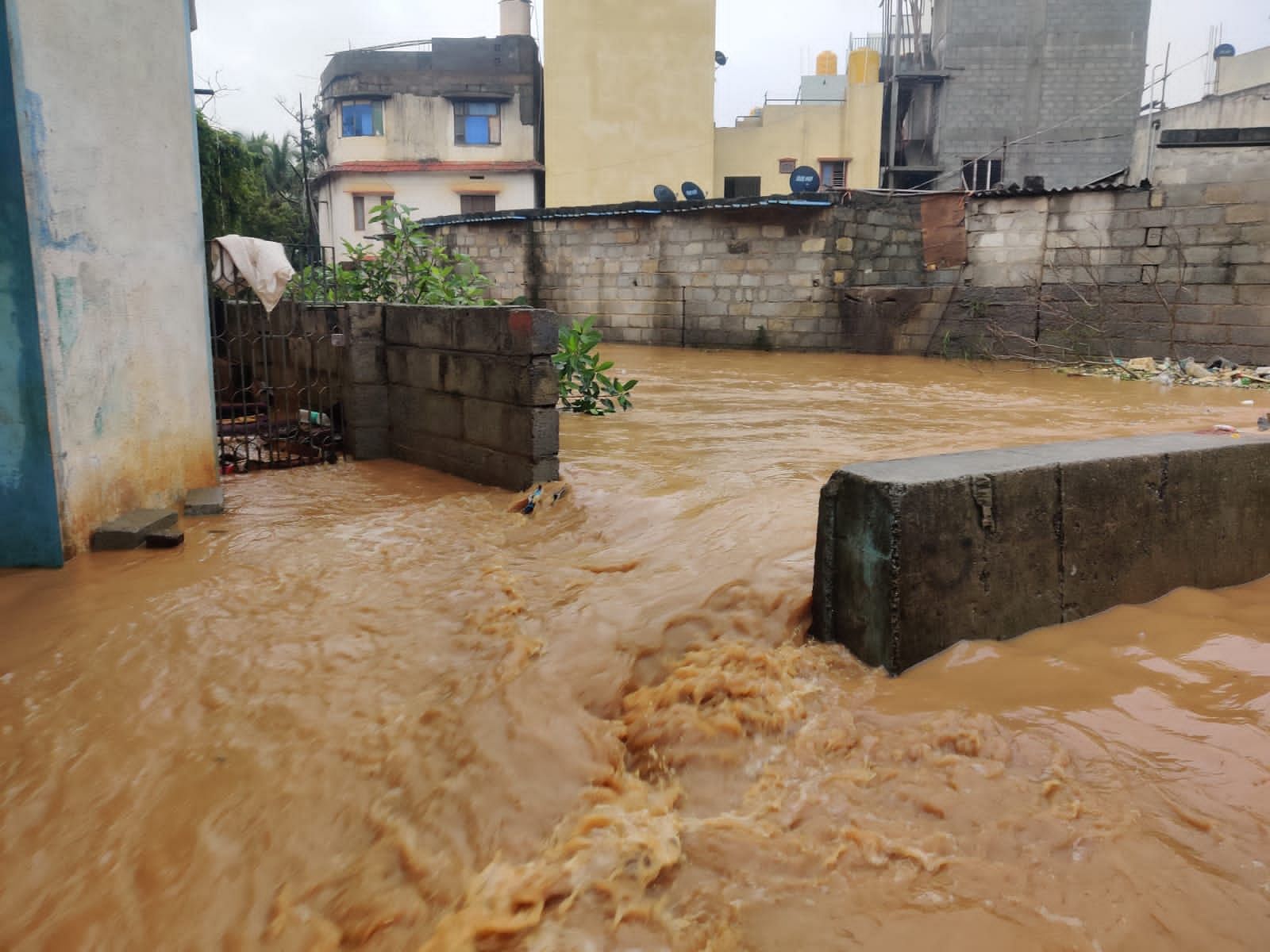 ಗಾಣಿಗರಹಳ್ಳಿ ಕೆರೆ ಕೋಡಿಯಾಗಿ ಮಾರುತಿ ನಗರದ ಮನೆಗಳಿಗೆ ನೀರು ನುಗ್ಗಿತ್ತು