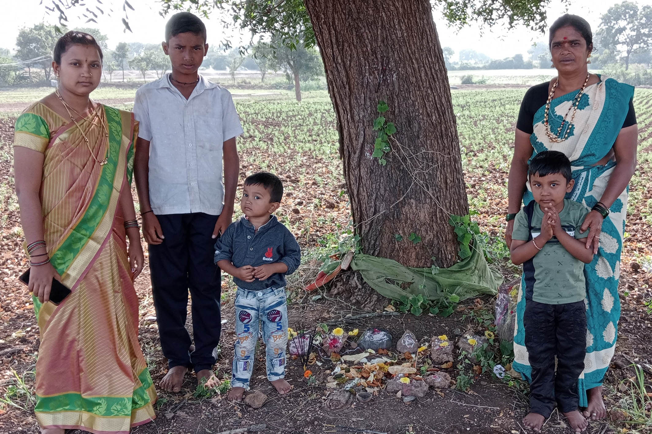 ಉಪ್ಪಿನಬೆಟಗೇರಿಯ ಹೊಲವೊಂದರಲ್ಲಿ ರೈತಾಪಿ ಕುಟುಂಬದ ಸದಸ್ಯರು ಶೀಗೆ ಹುಣ್ಣಿಮೆಯಂದು ಬನ್ನಿ ಮರದ ಕೆಳಗೆ ಕಲ್ಲುಗಳನ್ನಿಟ್ಟು ಪೂಜೆ ಸಲ್ಲಿಸಿದರು (ಸಂಗ್ರಹ ಚಿತ್ರ)