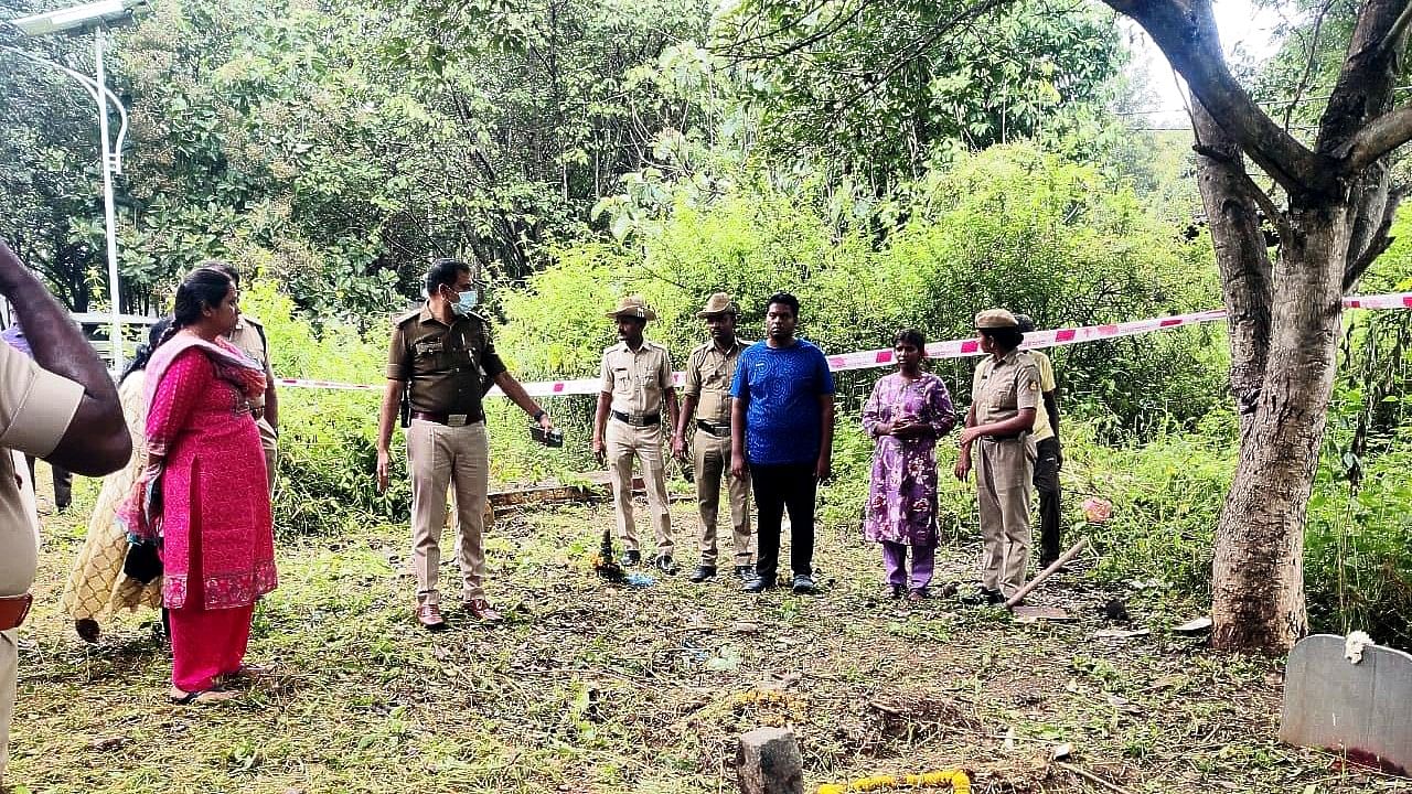 ರಾಮನಗರದ ಎಪಿಎಂಸಿ ಬಳಿ ಇರುವ ಸ್ಮಶಾನದಲ್ಲಿ ಮೃತ ಮಕ್ಕಳ ಶವವನ್ನು ಹೊರತೆಗೆಯುವ ಸ್ಥಳದಲ್ಲಿ ತಹಶೀಲ್ದಾರ್ ತೇಜಸ್ವಿನಿ, ಡಿವೈಎಸ್ಪಿ ದಿನಕರ ಶೆಟ್ಟಿ, ರಾಮನಗರ ಸರ್ಕಲ್ ಇನ್ ಸ್ಪೆಕ್ಟರ್ ಕೃಷ್ಣ, ಐಜೂರು ಠಾಣೆ ಪಿಎಸ್ ಐ ದುರಗಪ್ಪ ಹಾಜರಿದ್ದರು