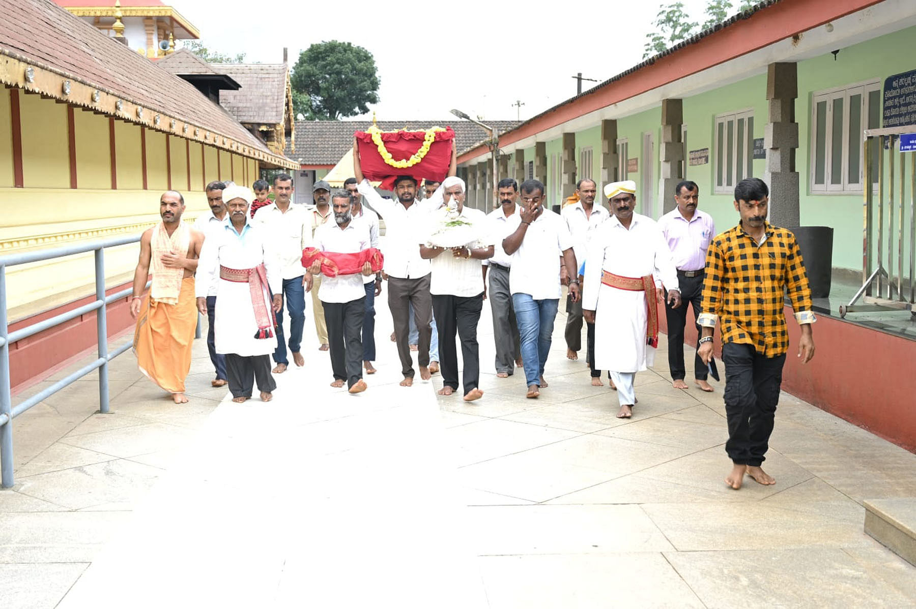 ಕಾವೇರಿ ತೀರ್ಥೋದ್ಭವದ ಹಿನ್ನೆಲೆಯಲ್ಲಿ ಕಾವೇರಿ ಮಾತೆಗೆ ತೊಡಿಸಲು ಚಿನ್ನಾಭರಣಗಳನ್ನು ಭಾಗಮಂಡಲ ದೇವಾಲಯದಿಂದ ಮಂಗಳವಾರ ಮೆರವಣಿಗೆಯಲ್ಲಿ ಕೊಂಡೊಯ್ಯಲಾಯಿತು.