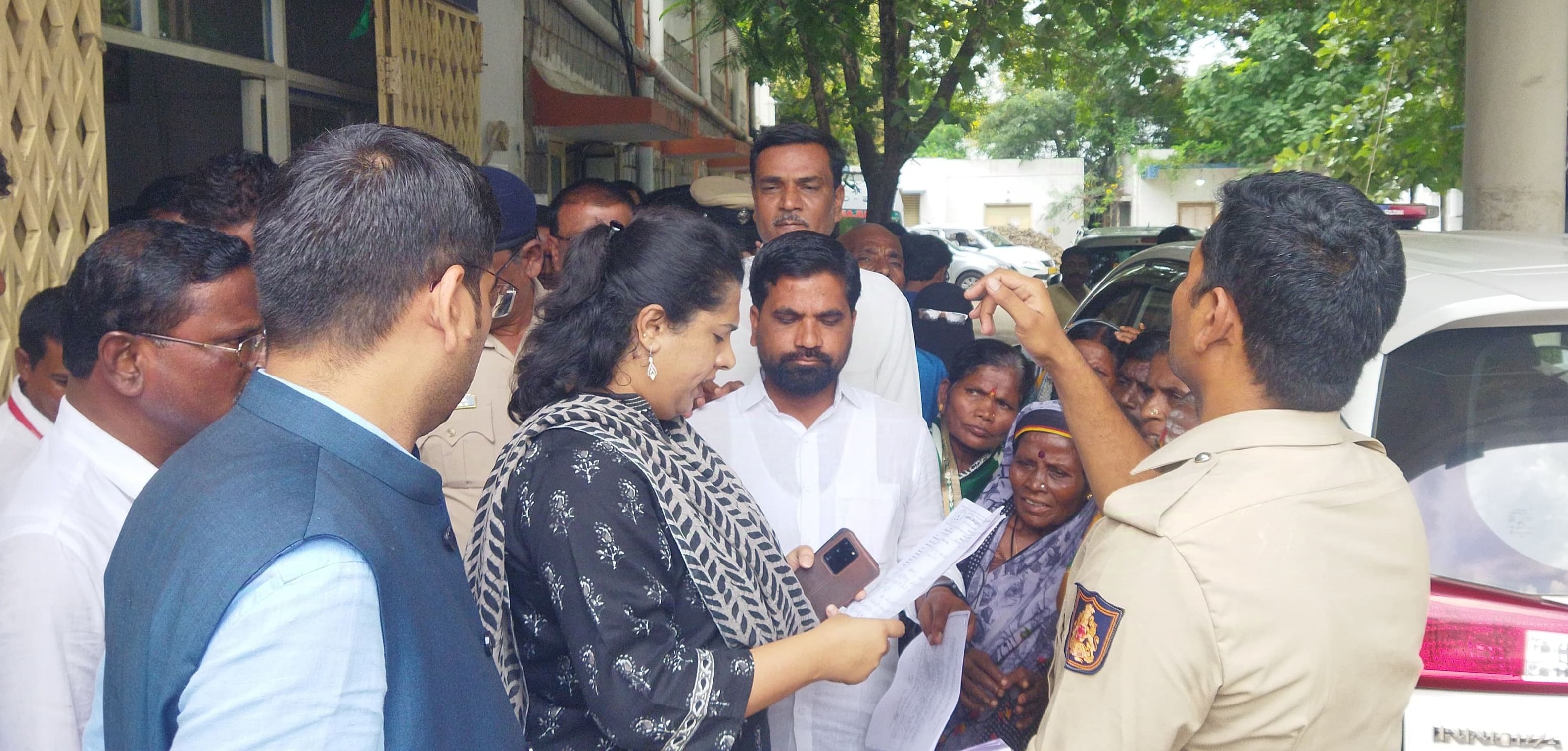 ಶಹಾಬಾದ್‌ ಸಮುದಾಯ ಆರೋಗ್ಯ ಕೇಂದ್ರಕ್ಕೆ ಜಿಲ್ಲಾಧಿಕಾರಿ ಫೌಜಿಯಾ ತರನ್ನುಮ್ ಭೇಟಿ ನೀಡಿ ಪರಿಶೀಲನೆ ಮಾಡಿದರು