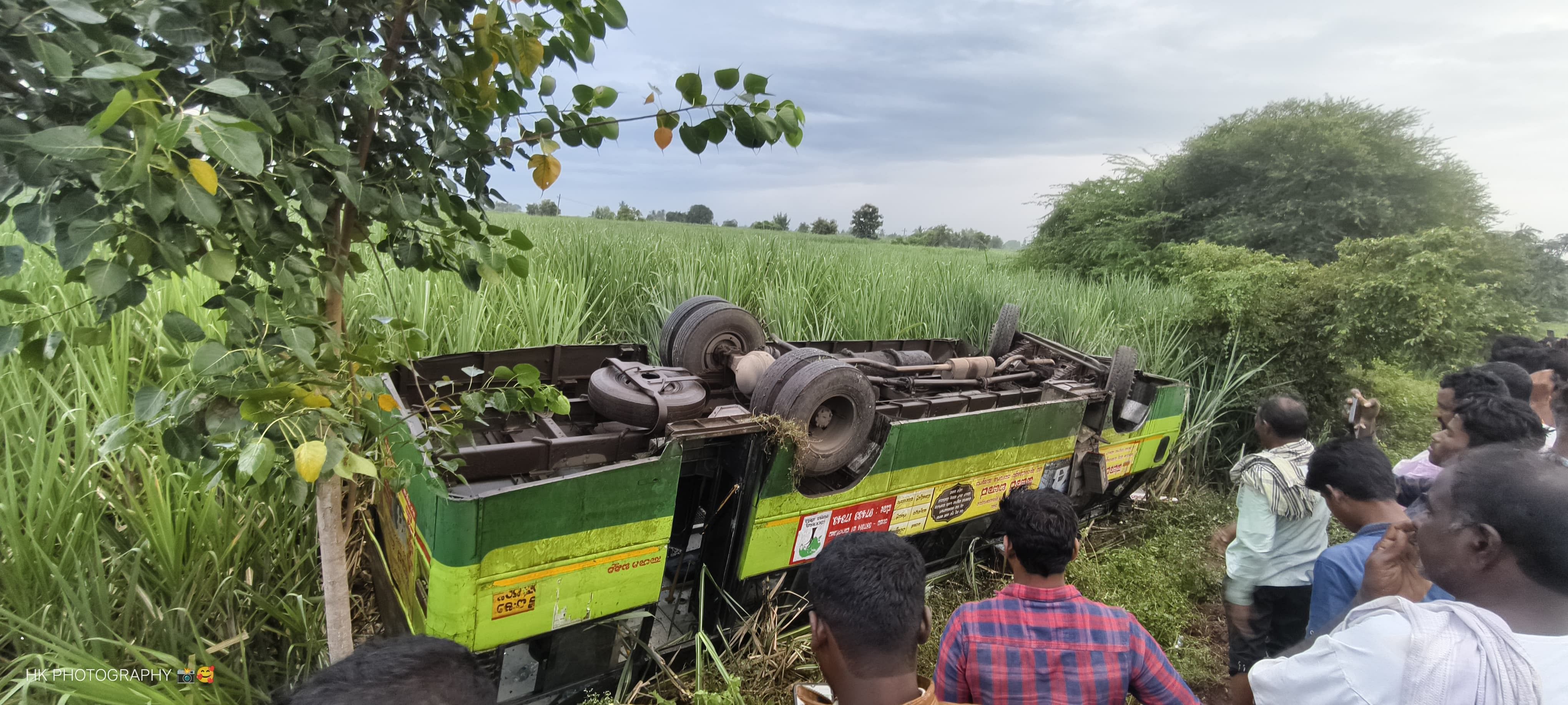 ಹಂದಿಗುಂದ ಸಮೀಪದ ಕಪ್ಪಲಗುದ್ದಿ ಕ್ರಾಸ್‌ನಲ್ಲಿ ರಸ್ತೆಬದಿ ಸಾರಿಗೆ ಸಂಸ್ಥೆಯ ಬಸ್‌ ಪಲ್ಟಿಯಾಗಿದೆ