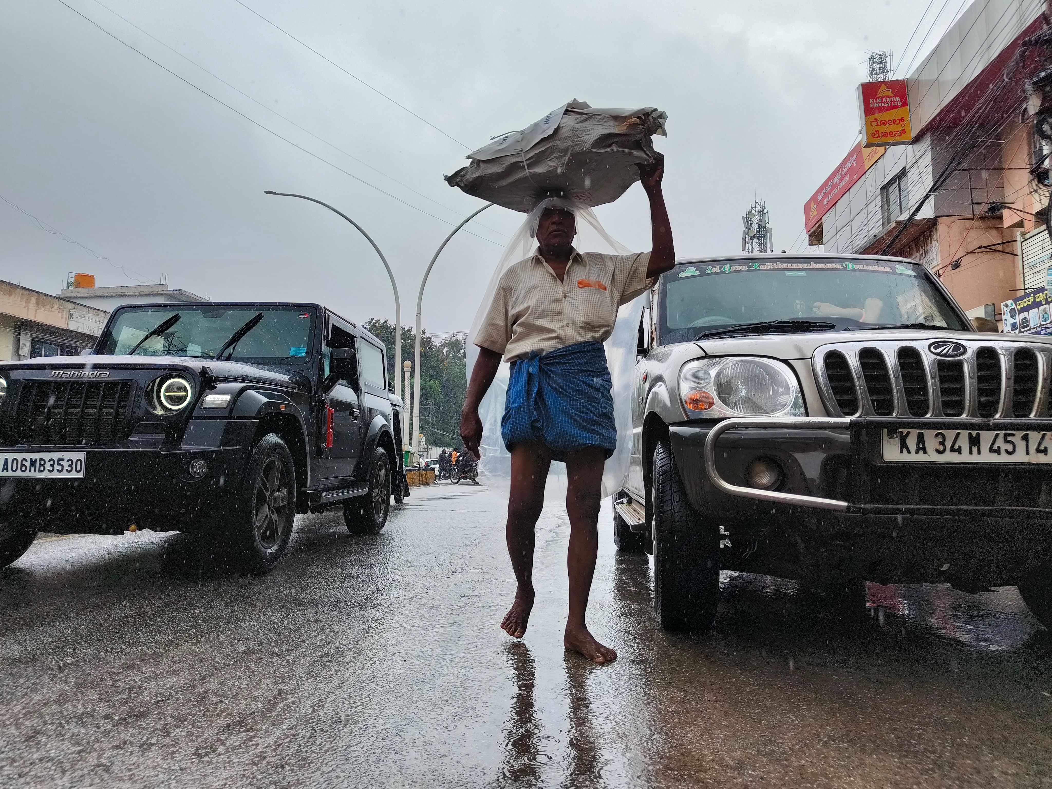 ನಿರಂತ ಮಳೆಯ ನಡುವೆಯೇ ವ್ಯಕ್ತಿಯೊಬ್ಬರು ತಲೆಯ ಮೇಲೆ ಮೂಟೆಯೊಂದನ್ನು ಹೊತ್ತು ಬುಧವಾರ ನಡೆದು ಹೋಗುತ್ತಿದ್ದ ದೃಶ್ಯ ನಗರದ ಜಿಲ್ಲಾಧಿಕಾರಿ ಕಚೇರಿ ಬಳಿ ಕಂಡು ಬಂದಿತು. 
– ಚಿತ್ರ ಮುರುಳಿಕಾಂತ ರಾವ್‌ 